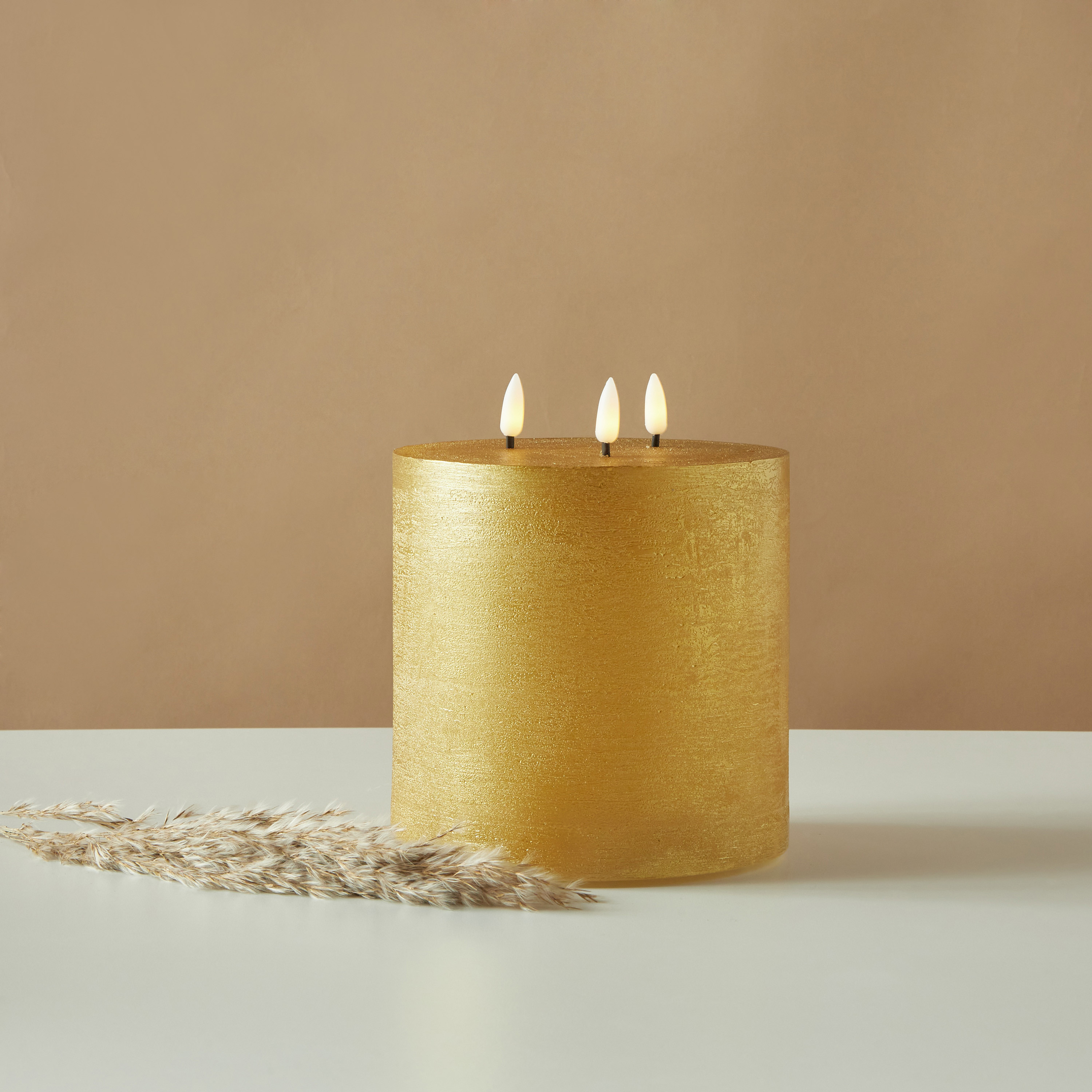 شمعة عمودية إل إي دي 3 فتائل بدون لهب من كانتري فيلد إسينشيالز -18 سم-household-homefragrance-candles-image-1