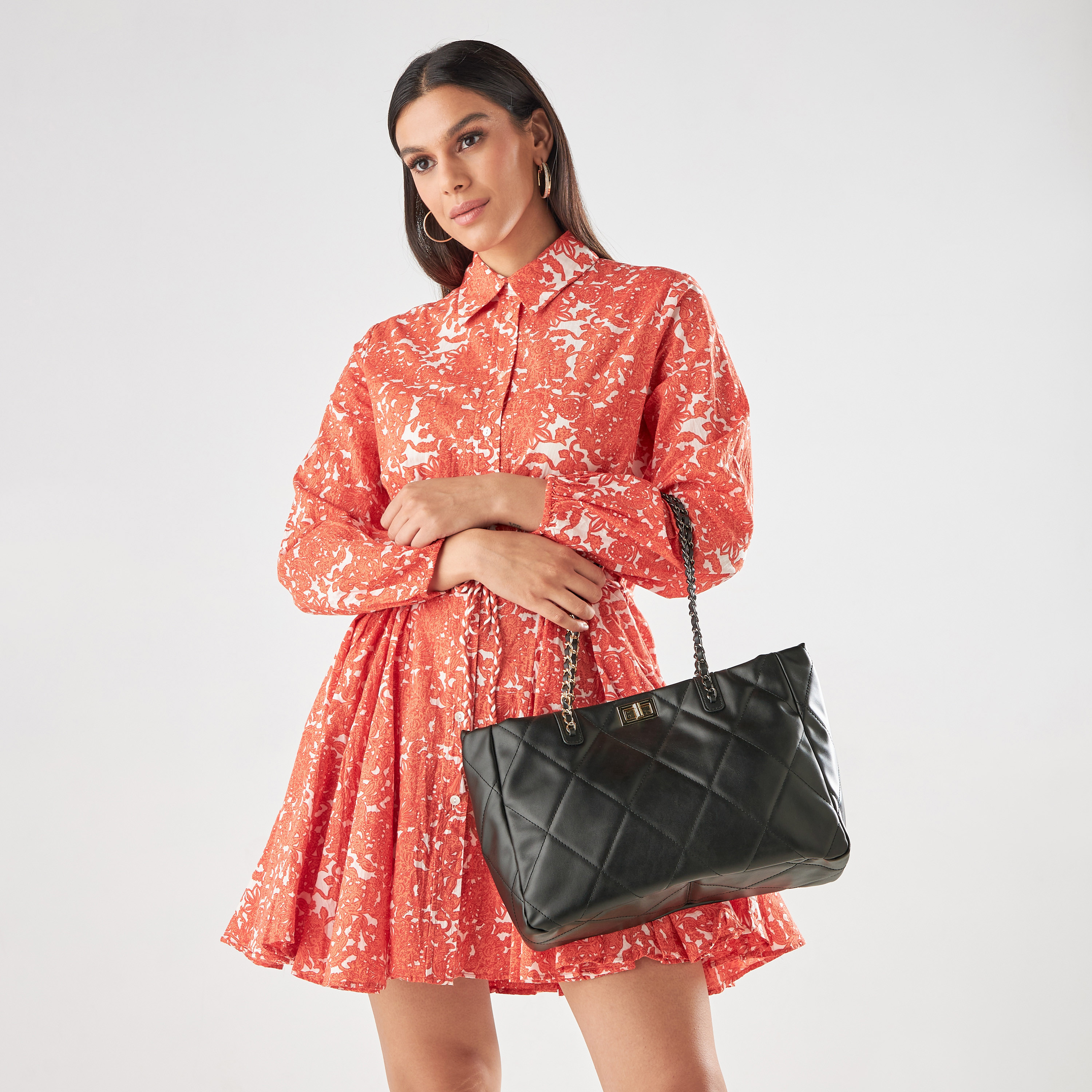 شنطة توتي مبطنة بمشبك ملتوي ومقابض علوية تيا من ساشا-women-bagsandwallets-handbags-image-2