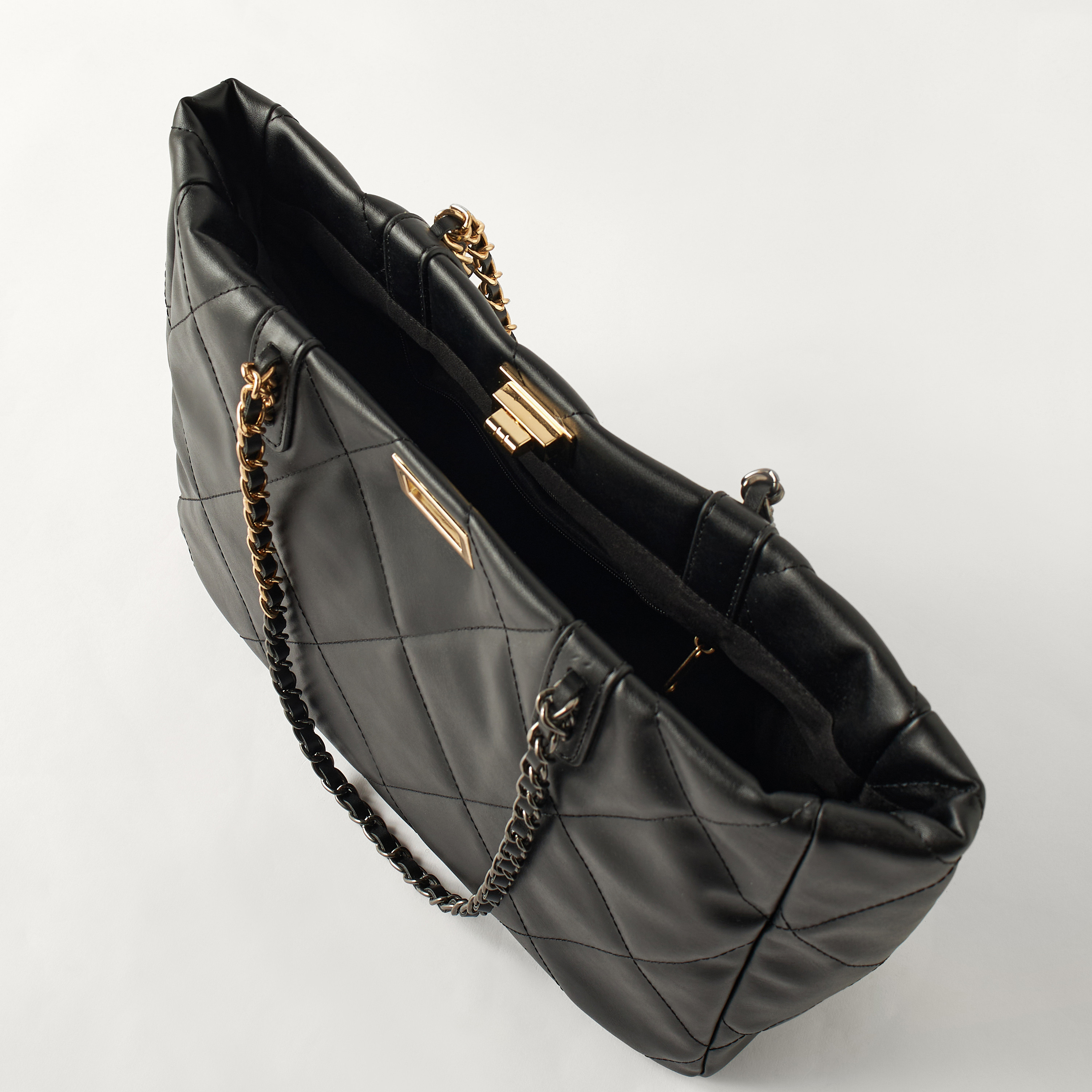 شنطة توتي مبطنة بمشبك ملتوي ومقابض علوية تيا من ساشا-women-bagsandwallets-handbags-image-5