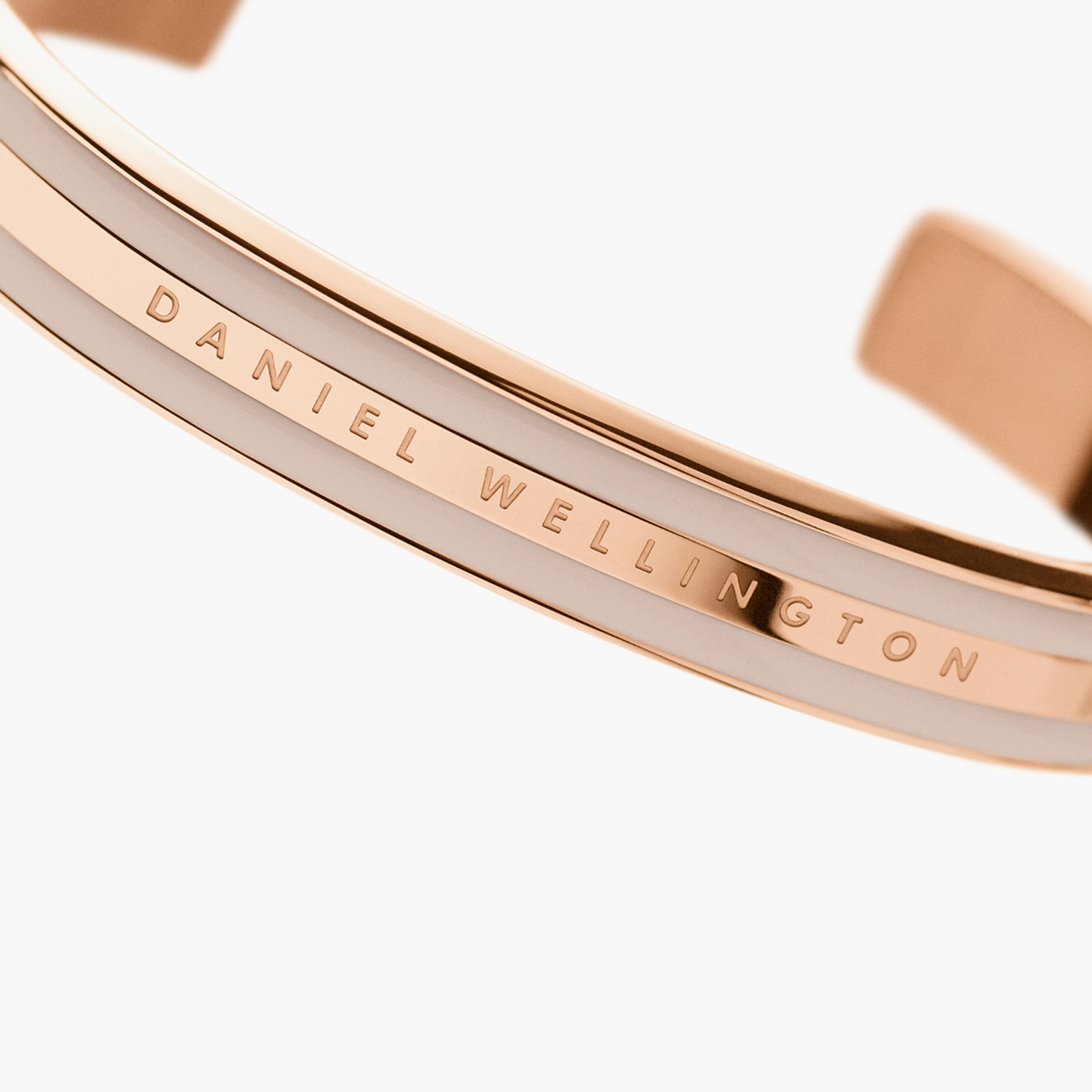 سوار ذو الكفة من دانيال ويلينغتون الكلاسيكي للنساء | 155 ملم | DW00400012-women-watchesandjewellery-jewellery-banglesandbracelets-image-2