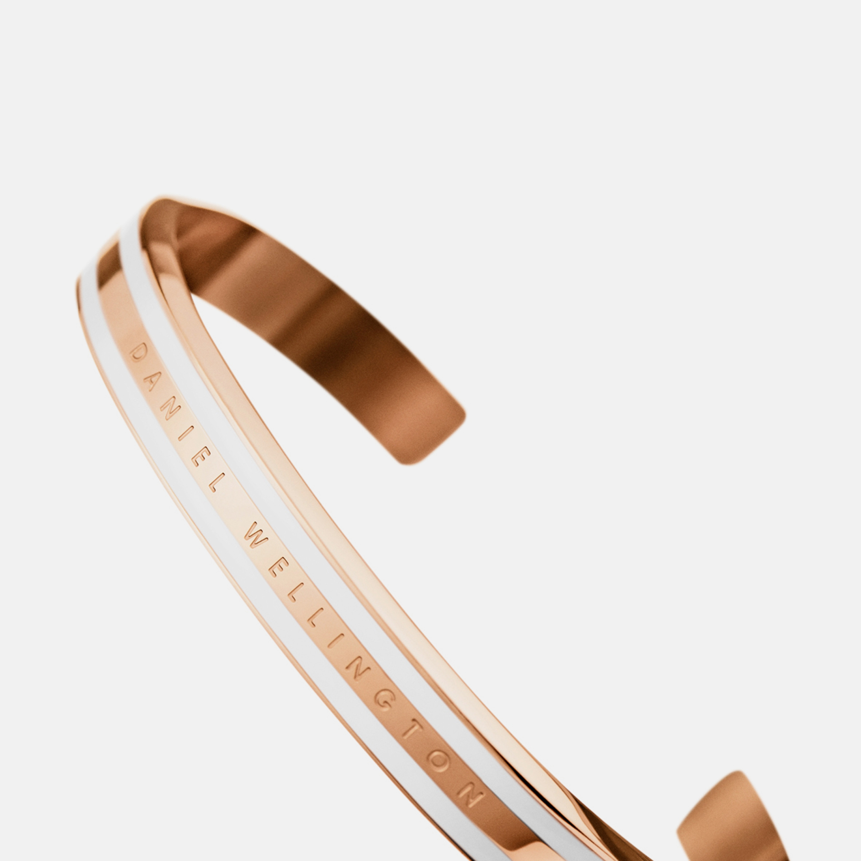 سوار ذو الكفة من دانيال ويلينغتون الكلاسيكي للنساء | 155 ملم | DW00400069-women-watchesandjewellery-jewellery-banglesandbracelets-image-2