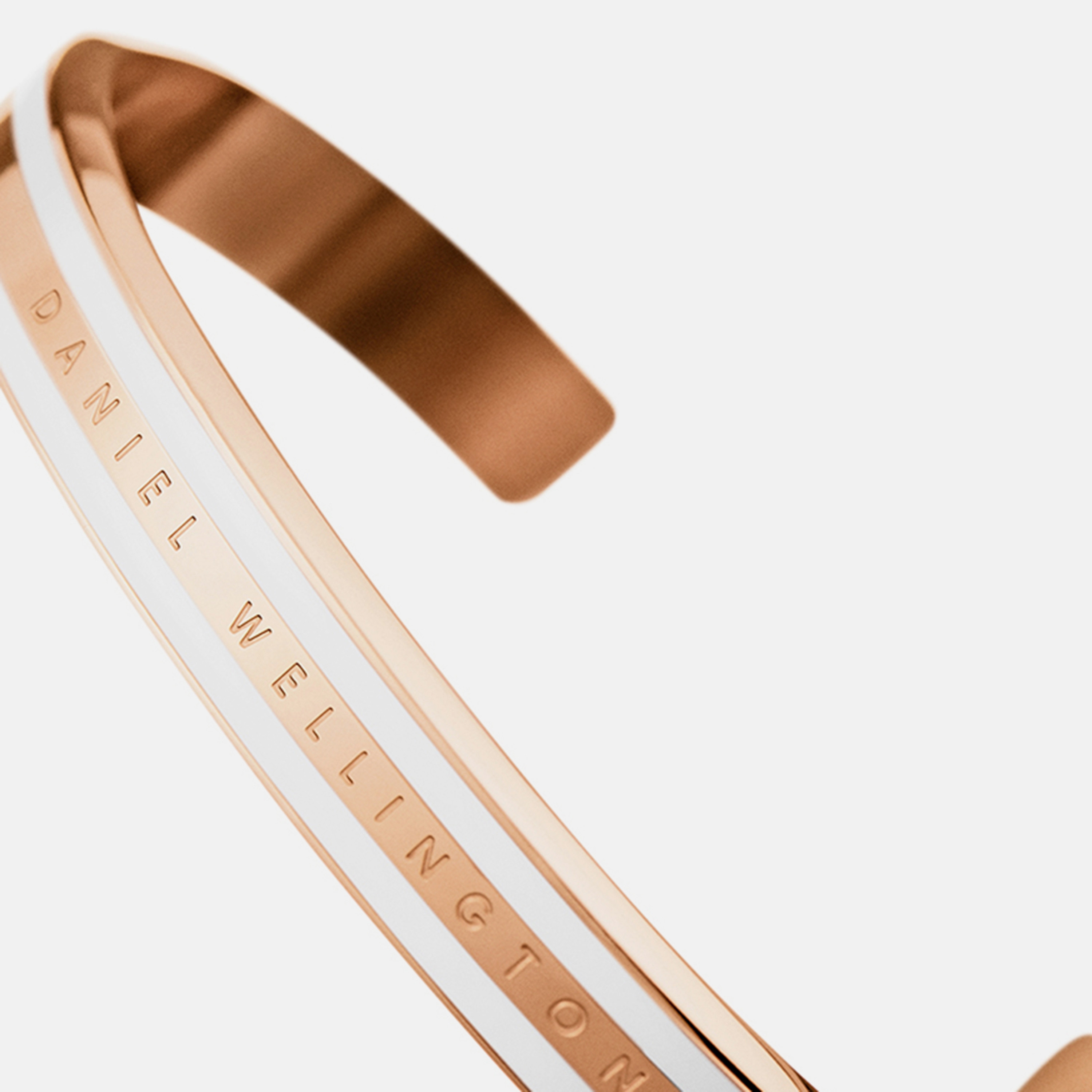 سوار ذو الكفة من دانيال ويلينغتون الكلاسيكي للنساء | 155 ملم | DW00400069-women-watchesandjewellery-jewellery-banglesandbracelets-image-3
