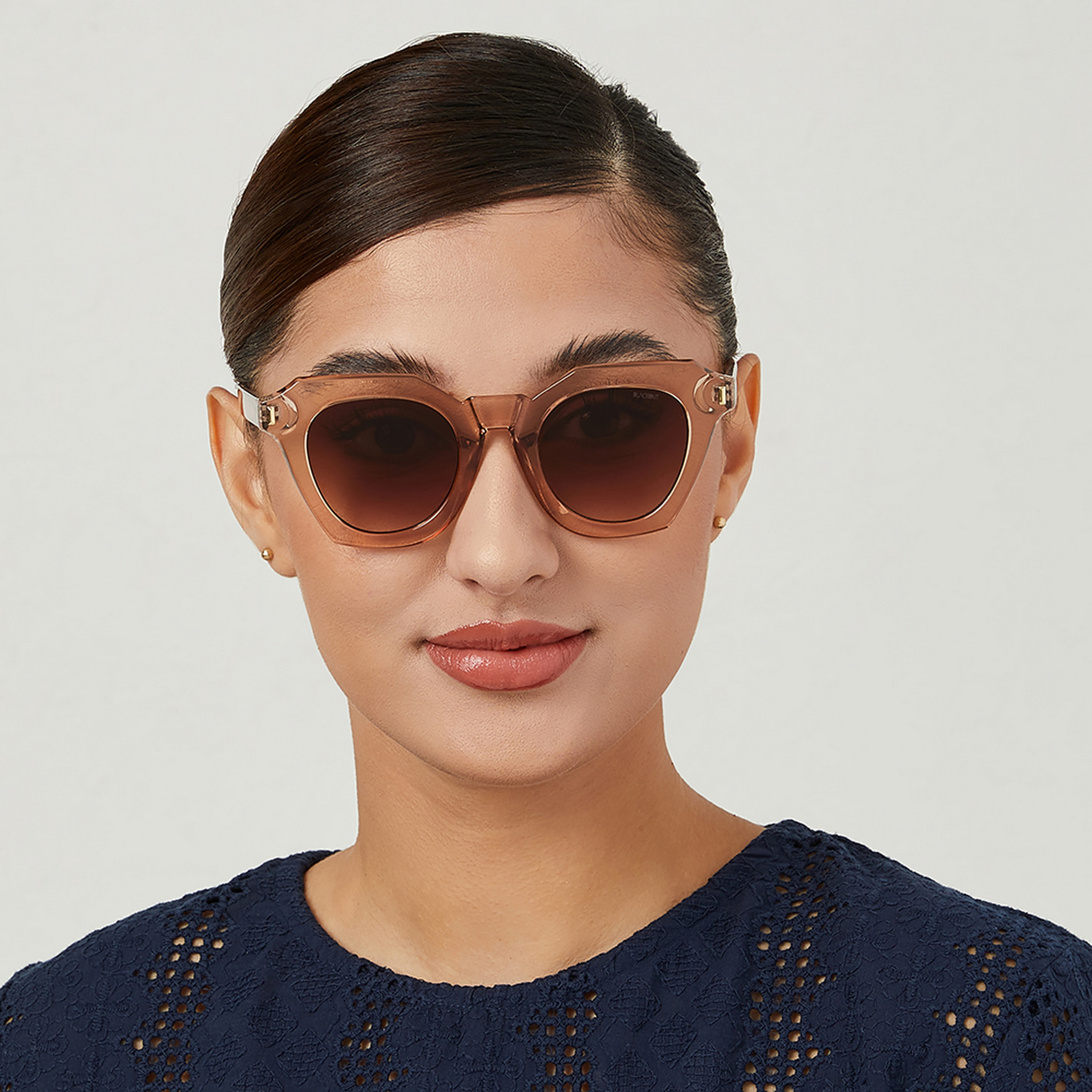 نظارة شمسية مربعة وبنية من بلاك أوت وينونا مع 42 مم-women-sunglasses-image-4