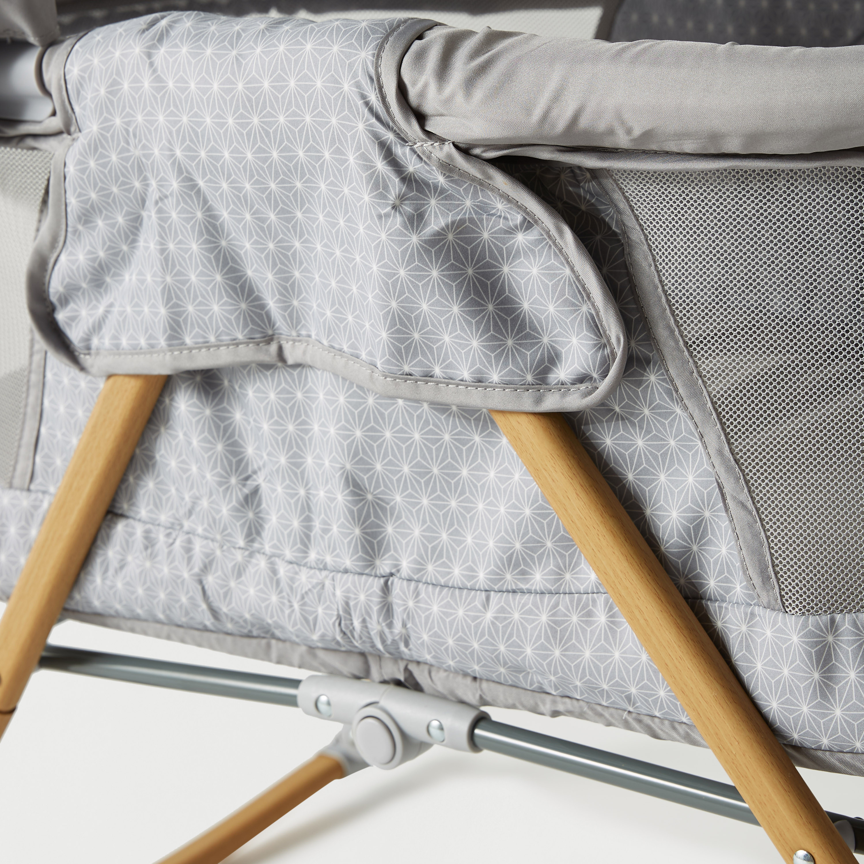 مهد قابل للطي روري من جونيورز-baby-nursery-furniture-cribsandbeds-bassinets-image-5