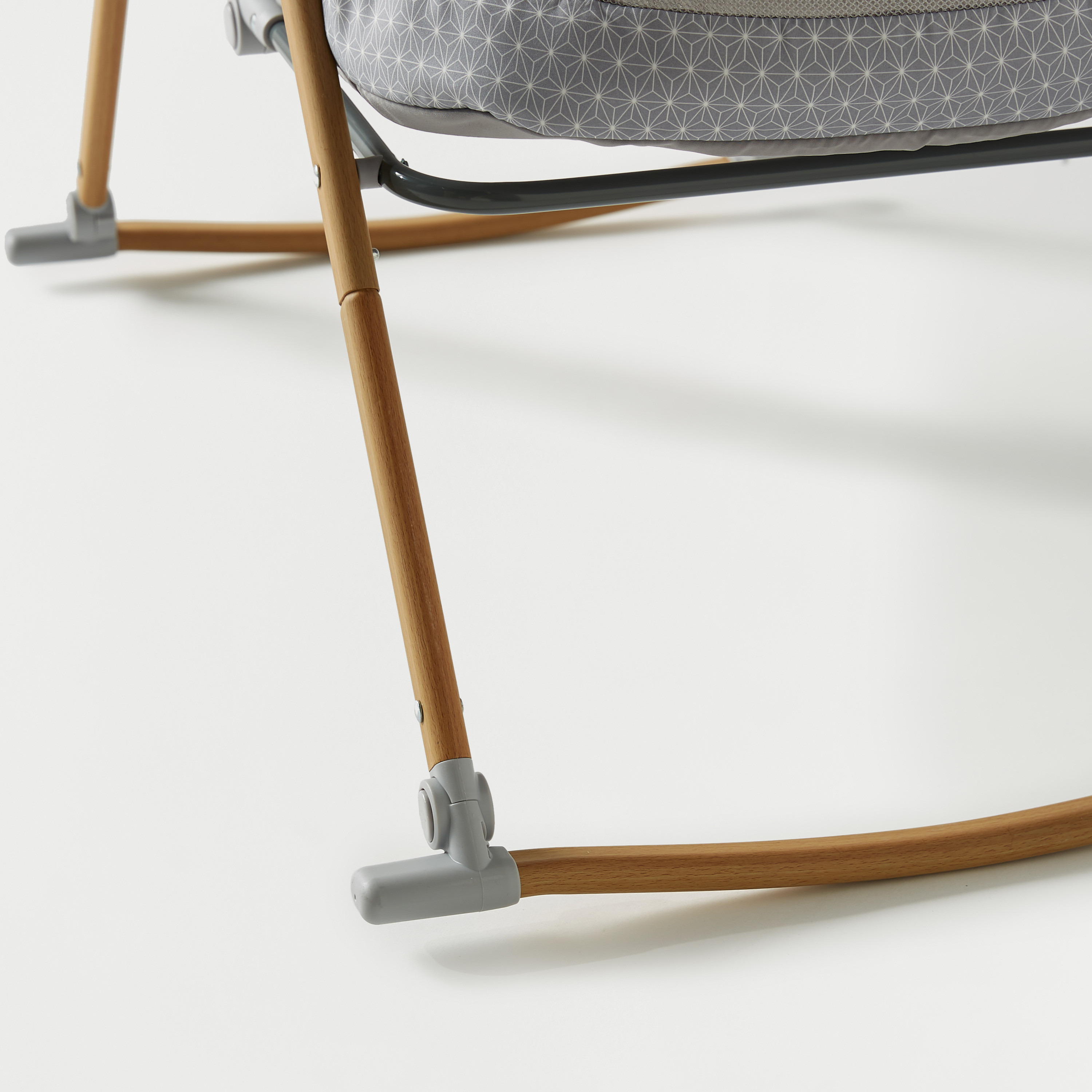 مهد قابل للطي روري من جونيورز-baby-nursery-furniture-cribsandbeds-bassinets-image-4