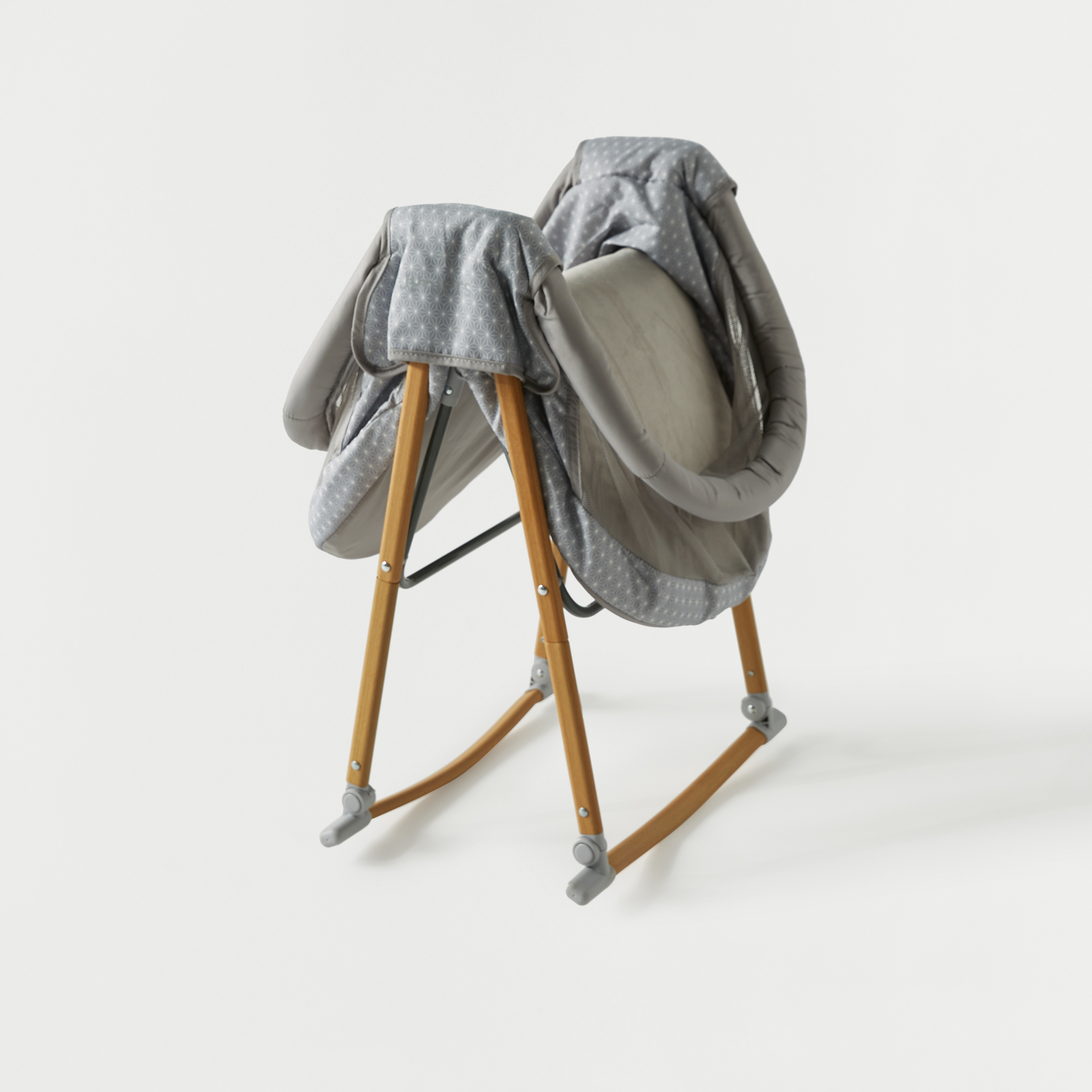 مهد قابل للطي روري من جونيورز-baby-nursery-furniture-cribsandbeds-bassinets-image-2