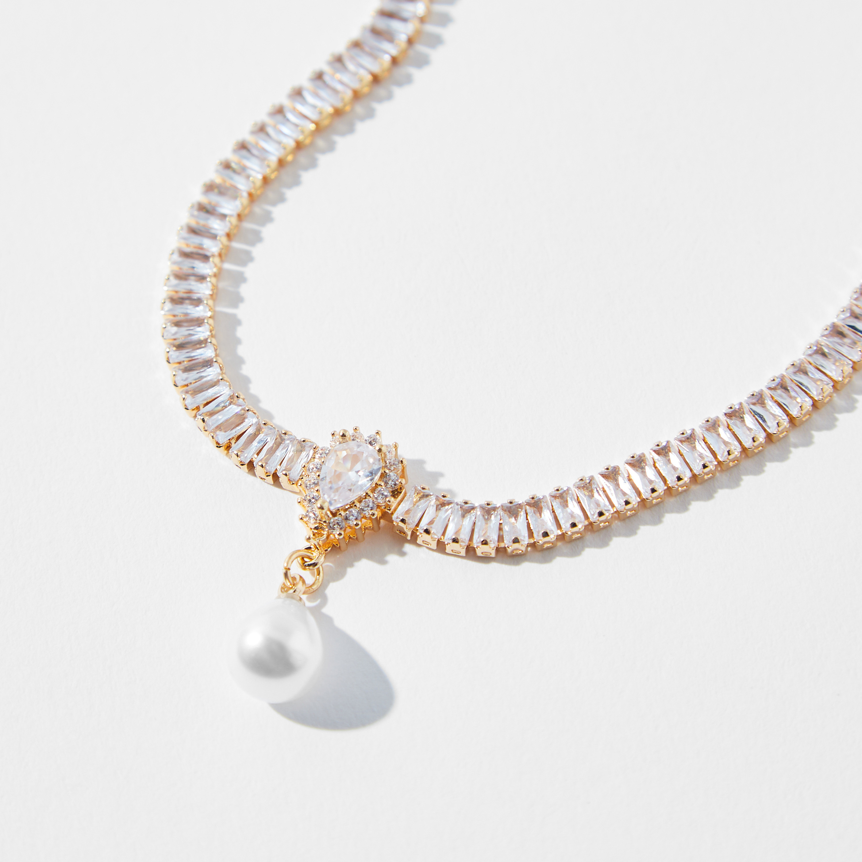 قلادة تشوكر ميتاليك مرصّعة بمشبك إغلاق-women-watchesandjewellery-jewellery-necklacesandpendants-image-3