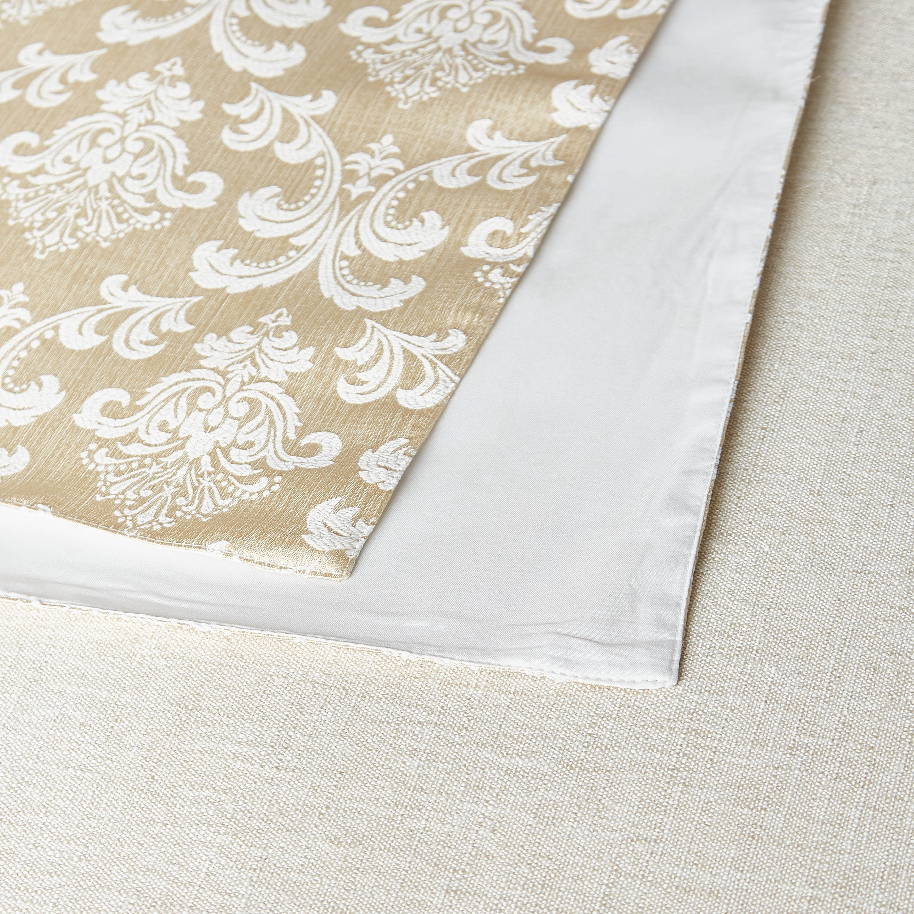 مفرش طاولة جاكار بنمط دمشقي - 33x180 سم-household-dining-tablelinen-runnersandtablecovers-image-4