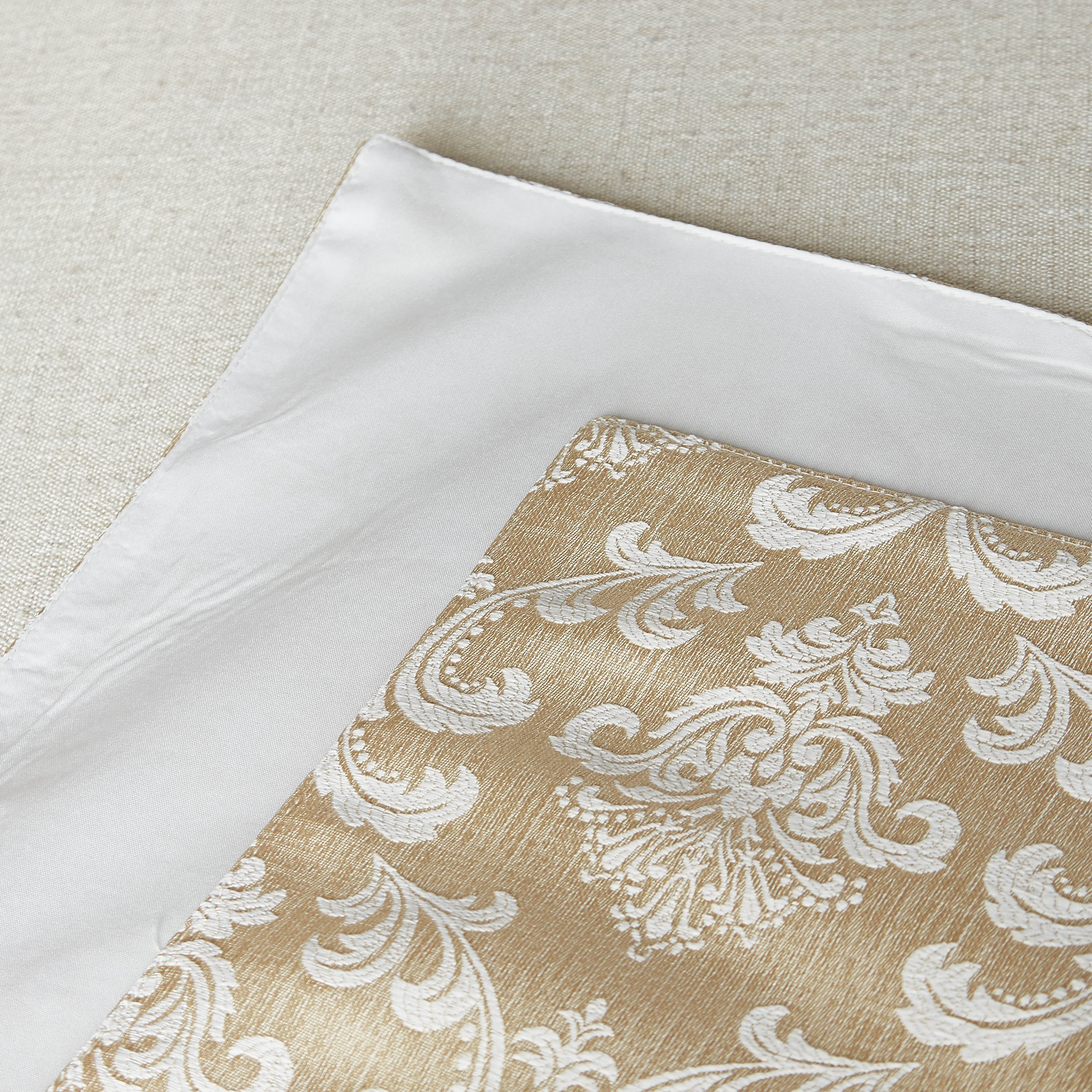 مفرش طاولة جاكار بنمط دمشقي - 33x180 سم-household-dining-tablelinen-runnersandtablecovers-image-5