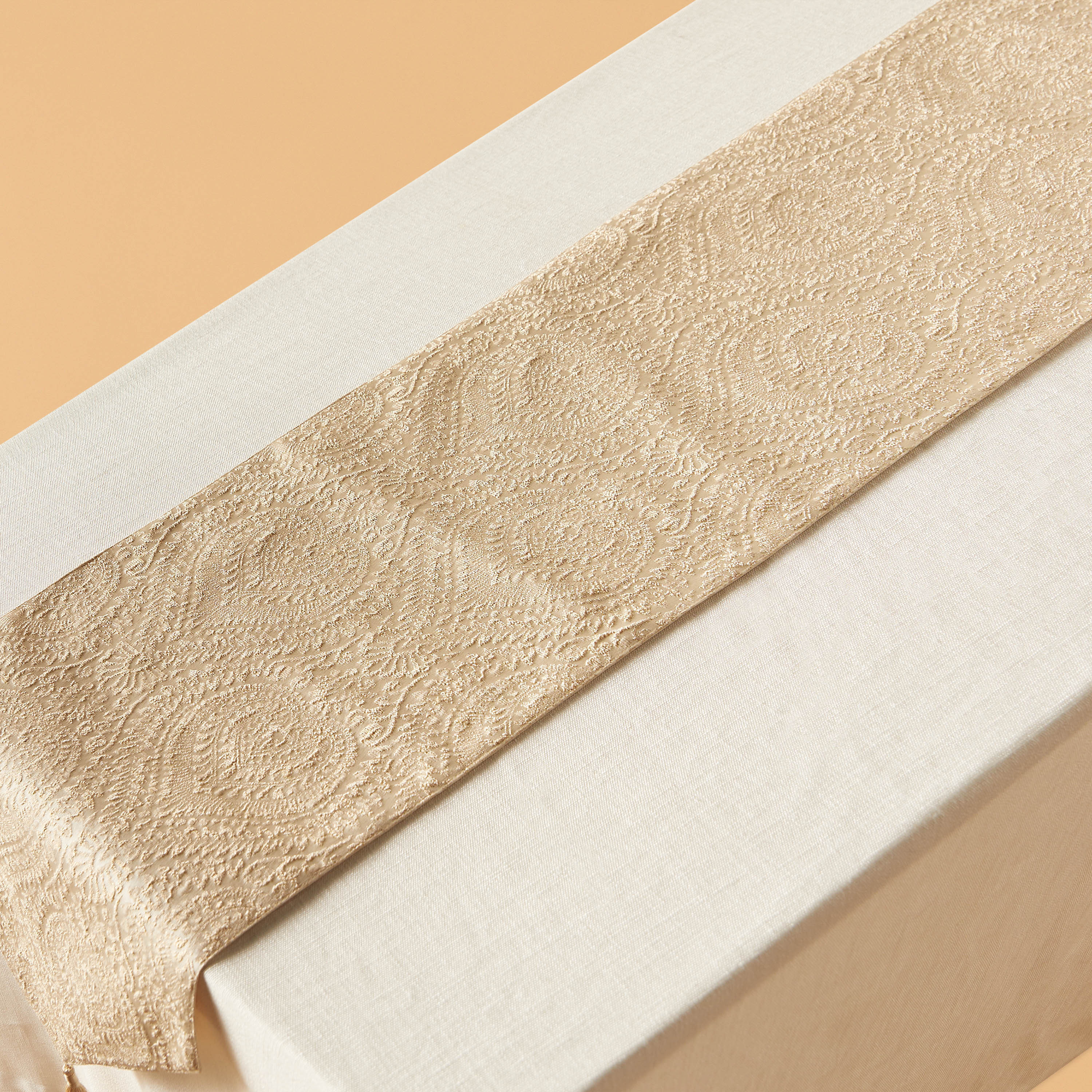 مفرش طاولة جاكار بشُرابات - 180x33 سم-household-dining-tablelinen-runnersandtablecovers-image-3