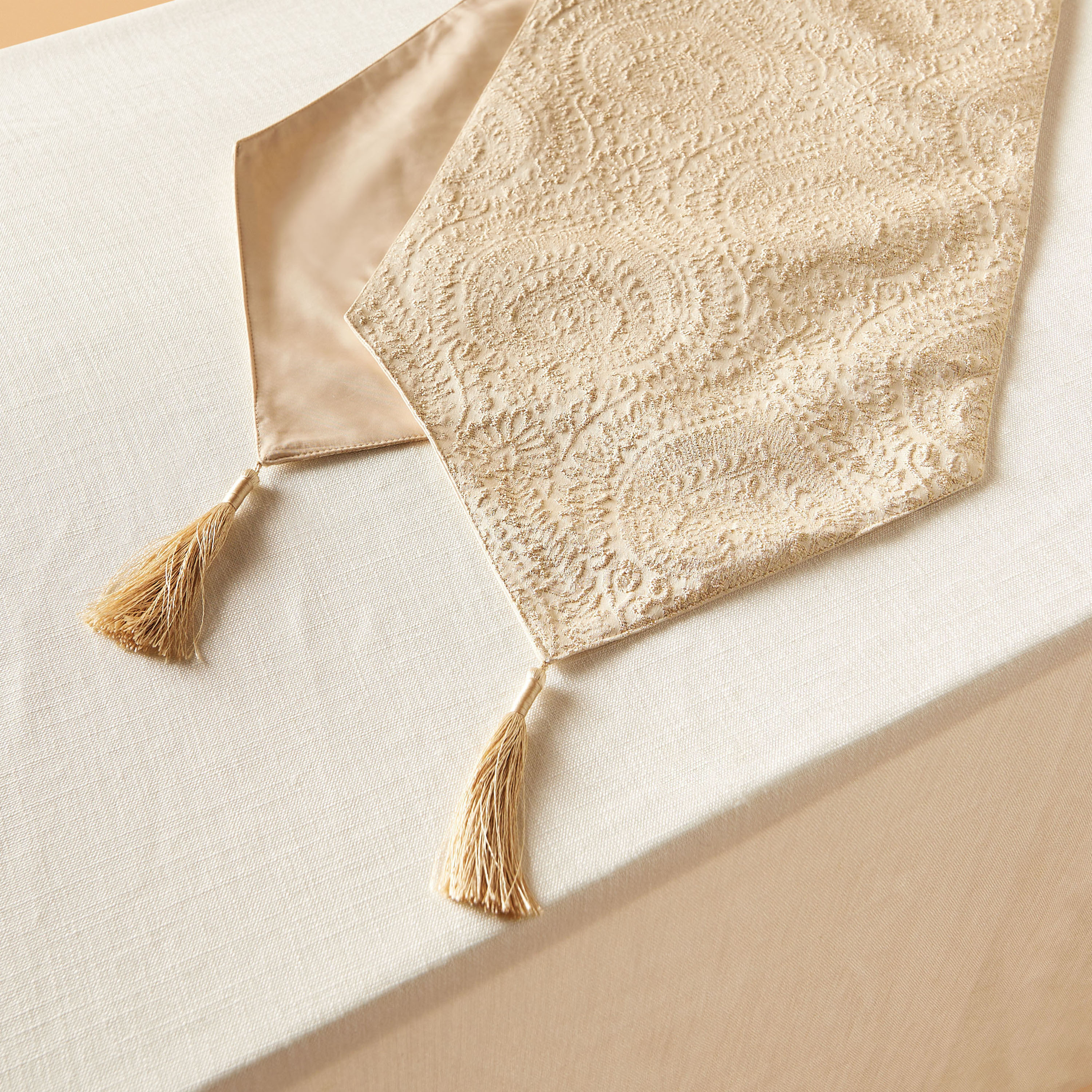 مفرش طاولة جاكار بشُرابات - 180x33 سم-household-dining-tablelinen-runnersandtablecovers-image-4