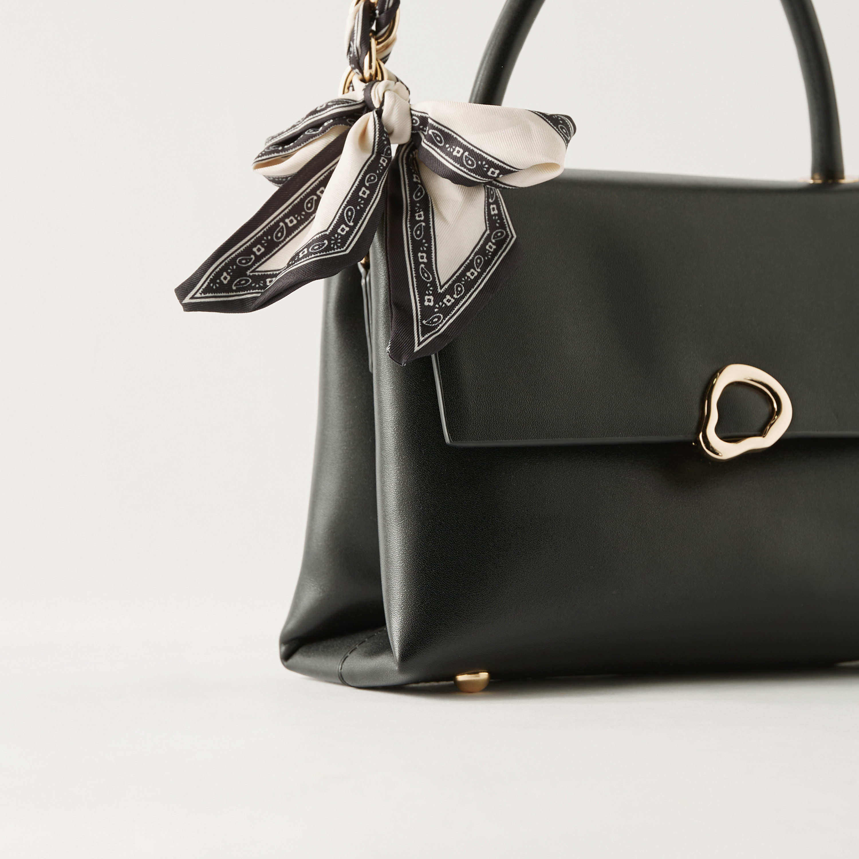 شنطة ساتشيل سادة بمقبض علوي وتفاصيل وشاح من بيسي لندن-women-bagsandwallets-handbags-image-3