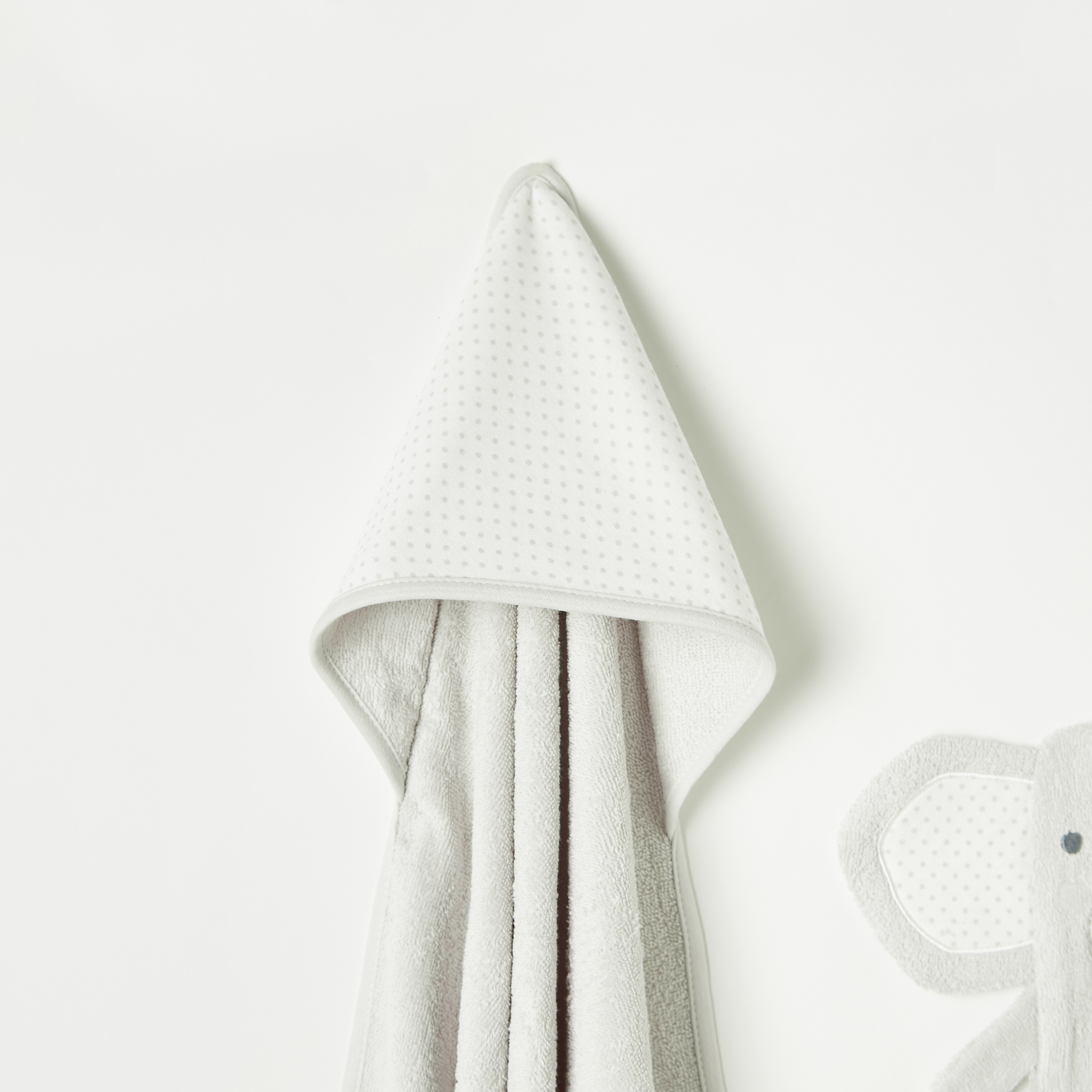 منشفة بطبعات منقطة مع قفاز فيل من جونيورز-baby-bathandcare-towels-image-2