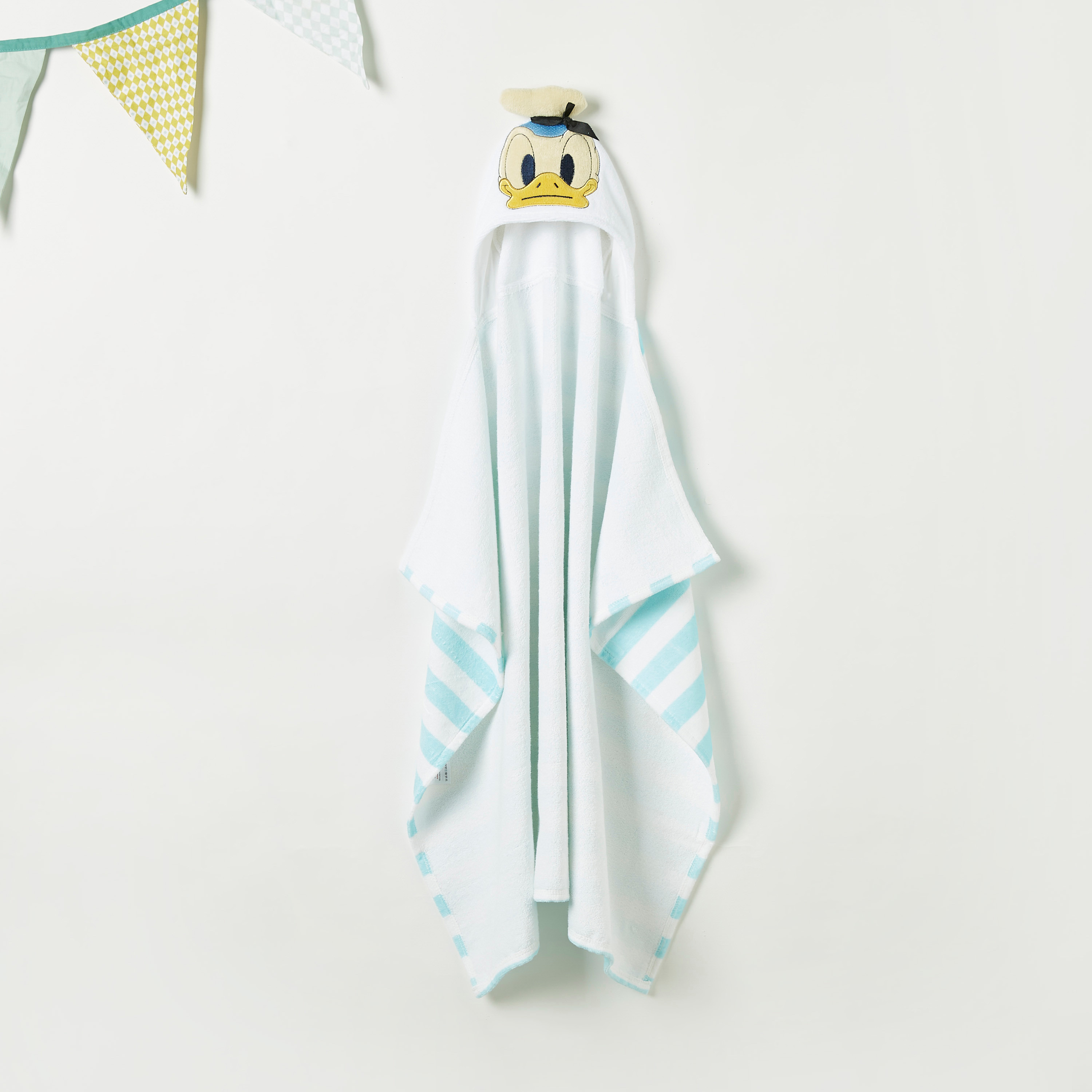 منشفة بقبعة وتطريز دونالد داك من ديزني - 68x94 سم-baby-bathandcare-towels-image-1