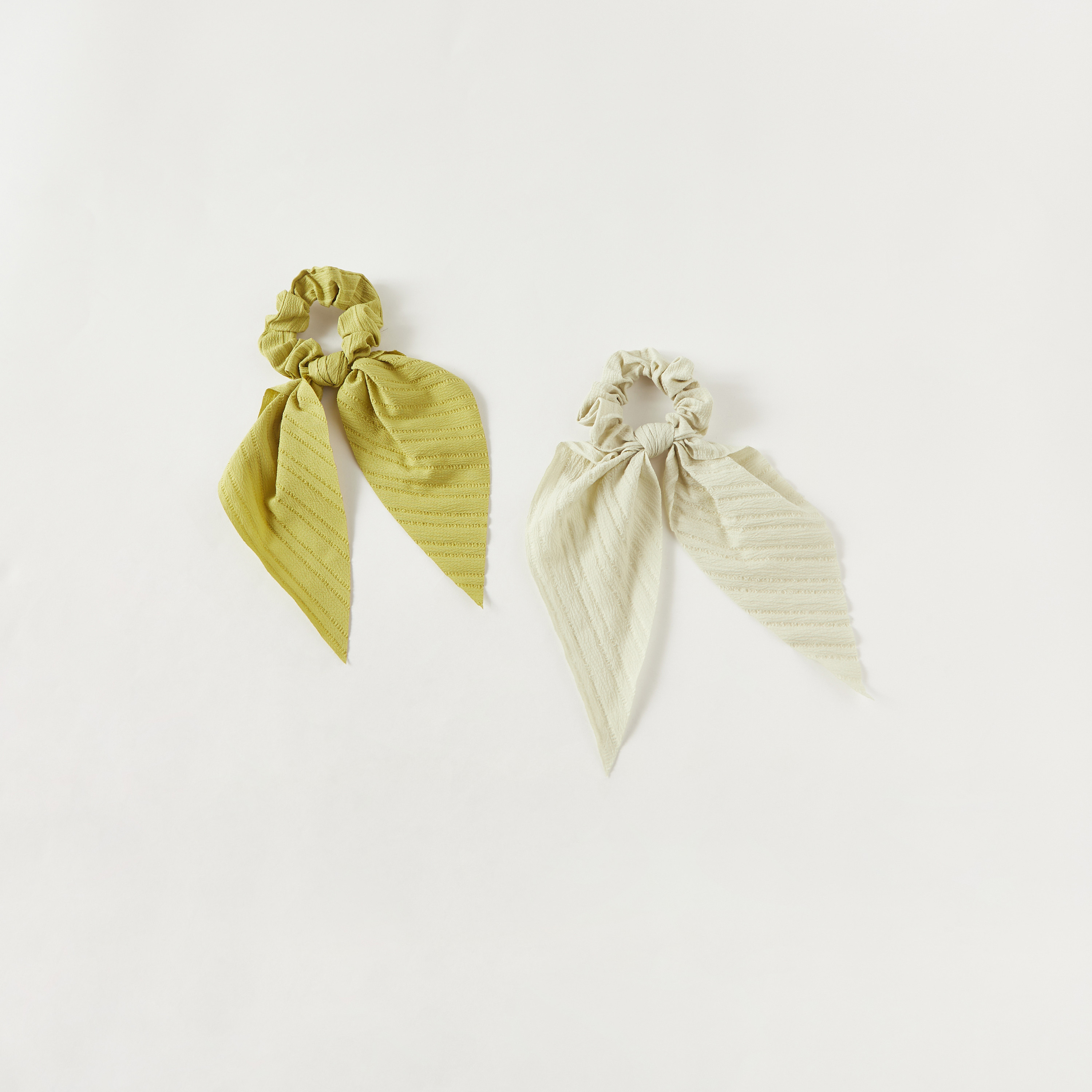 سكرانشي شعر بارز الملمس بفيونكة - طقم 2 قطع-women-hairaccessories-scrunchies-image-1