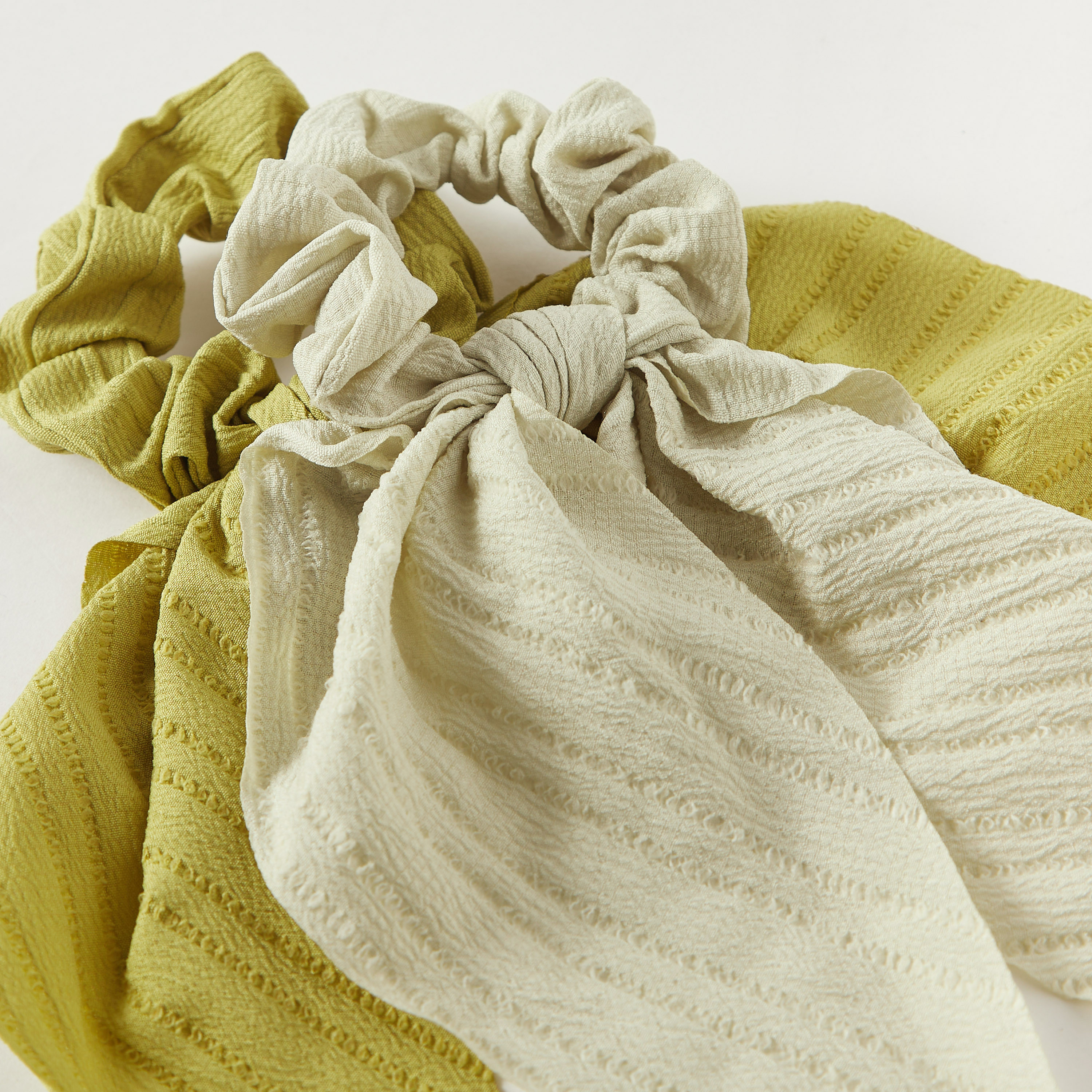 سكرانشي شعر بارز الملمس بفيونكة - طقم 2 قطع-women-hairaccessories-scrunchies-image-3