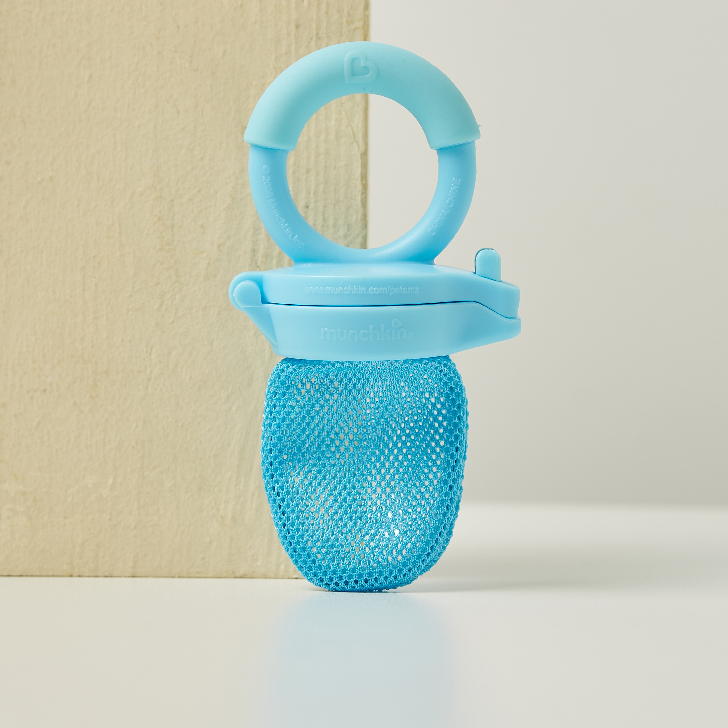 أداة لتناول الأطعمة الطازجة من مانشكين-baby-feeding-mealtimeessentials-image-1