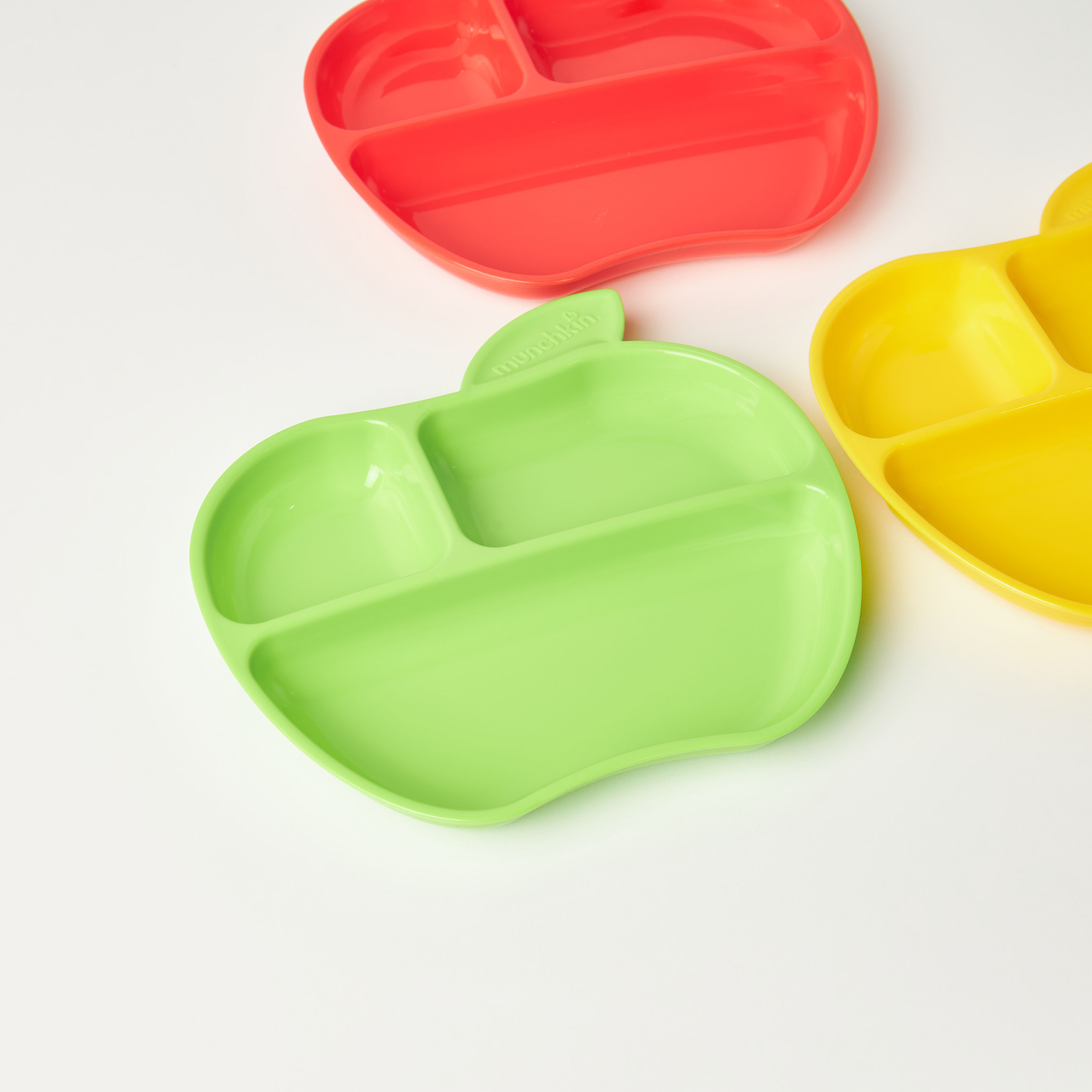 صحون مقسمة على شكل تفاح من مانشكين - مجموعة من 3 قطع-baby-feeding-mealtimeessentials-image-2