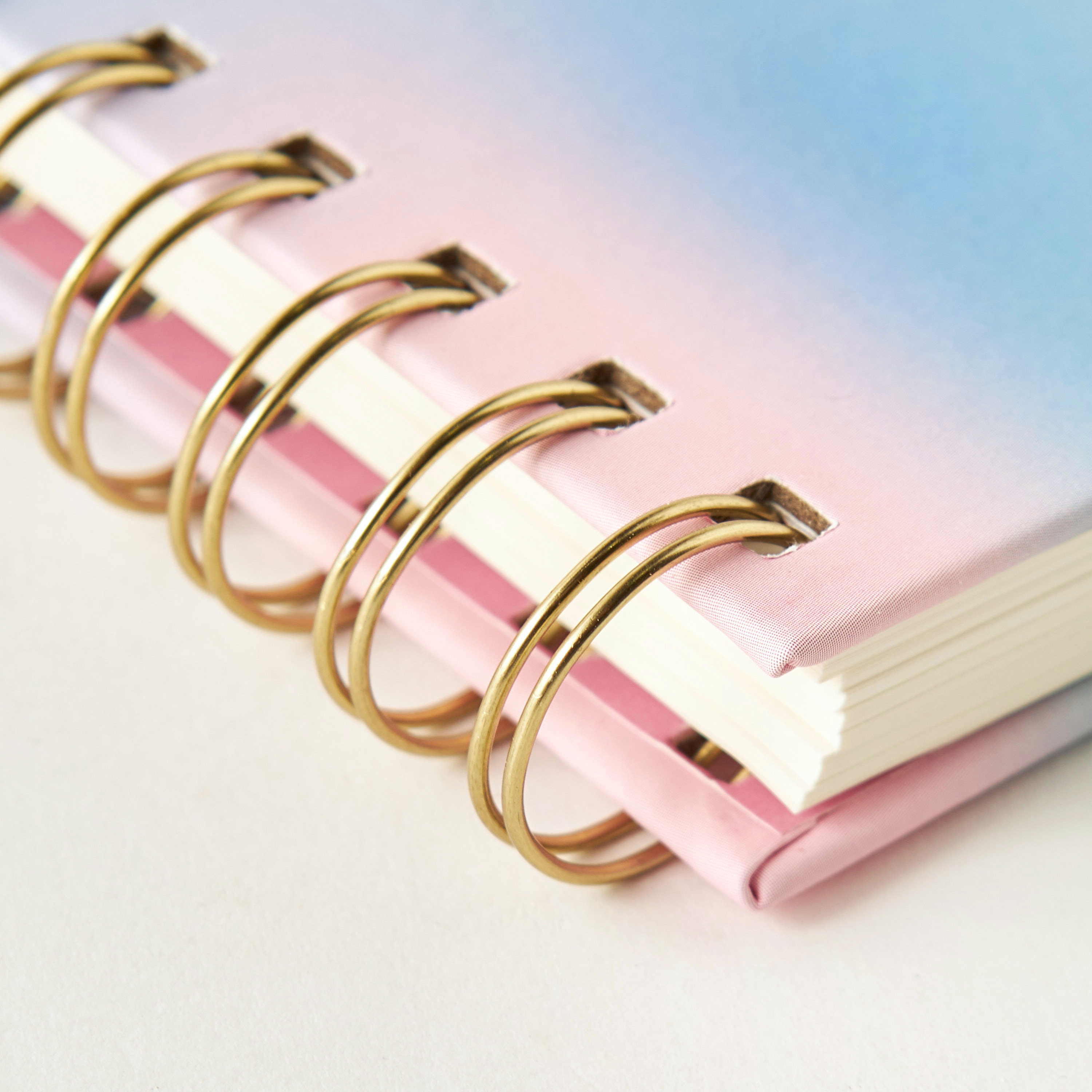 دفتر يوميات بسلك لولبي وطبعات شعار - 6x8 سم-school-stationery-notebooks-image-2