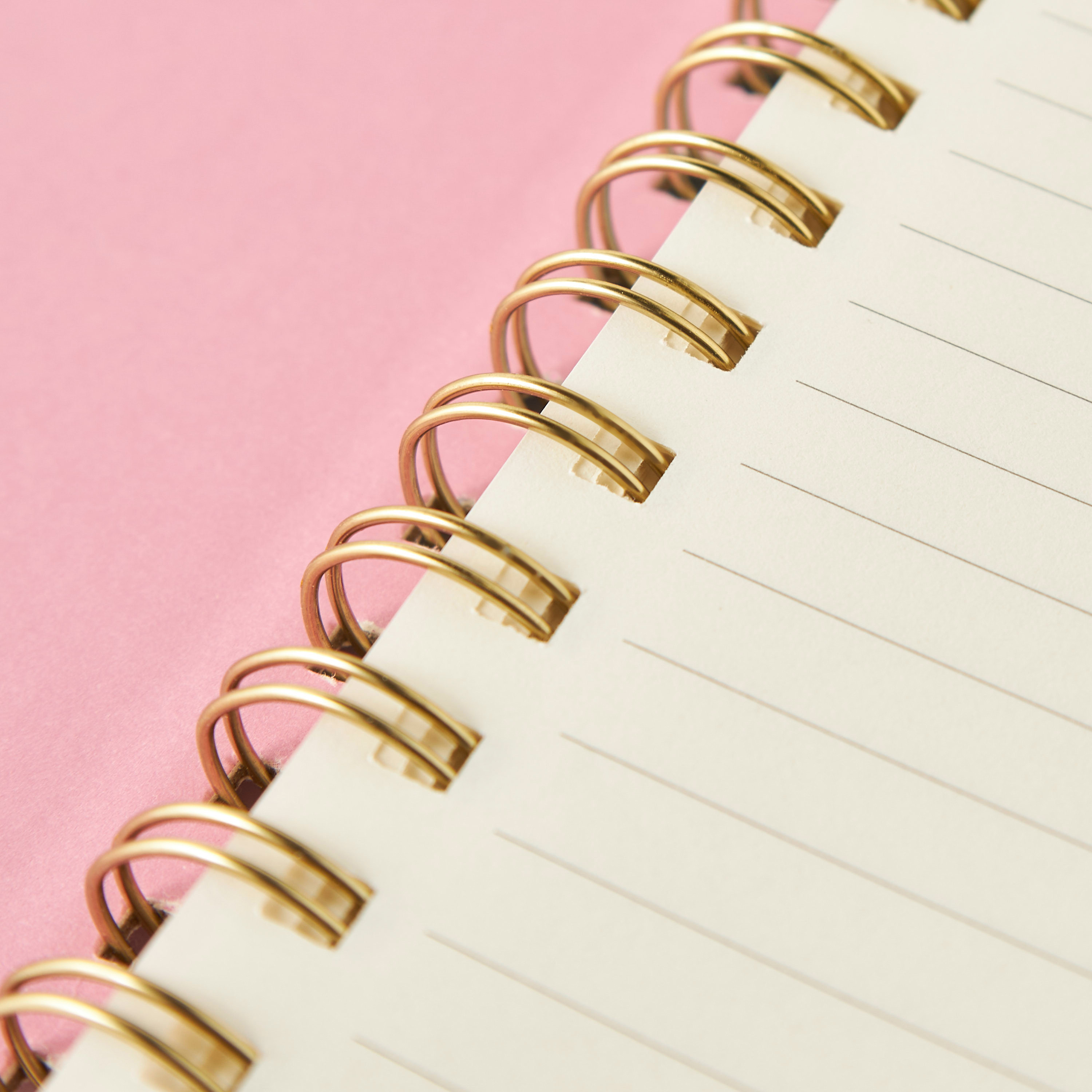 دفتر يوميات بسلك لولبي وطبعات شعار - 6x8 سم-school-stationery-notebooks-image-3
