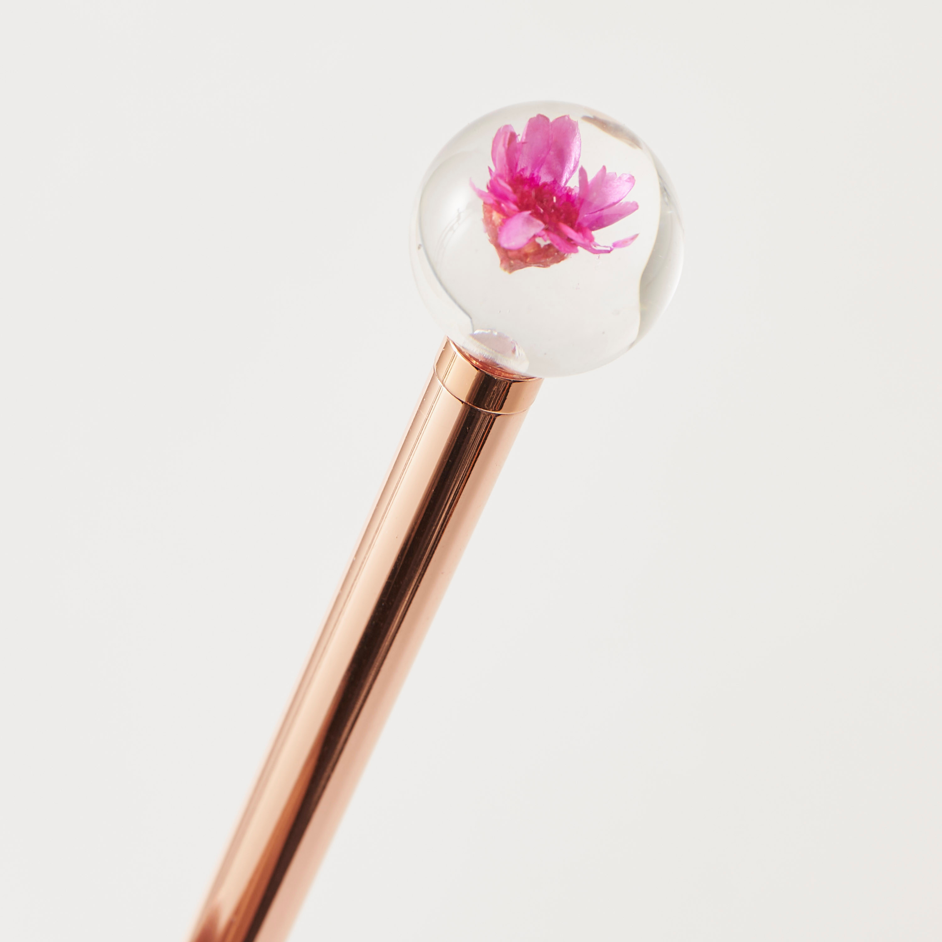 قلم معدني بزينة زهور-school-stationery-pensandpencils-image-2