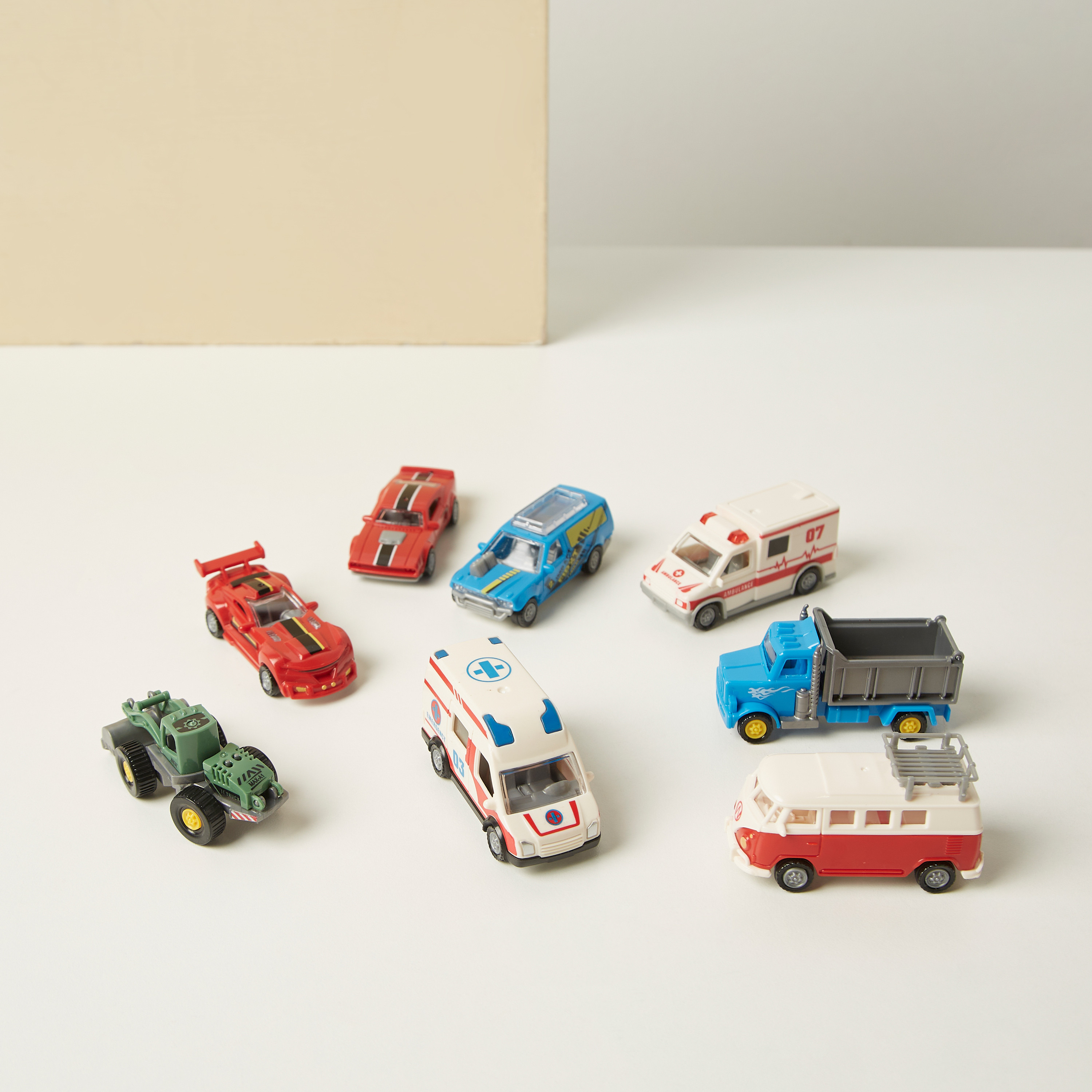 Juniors Garage Track Playset with Carry Case-toys-playvehicles-vehicleplaysets-image-3