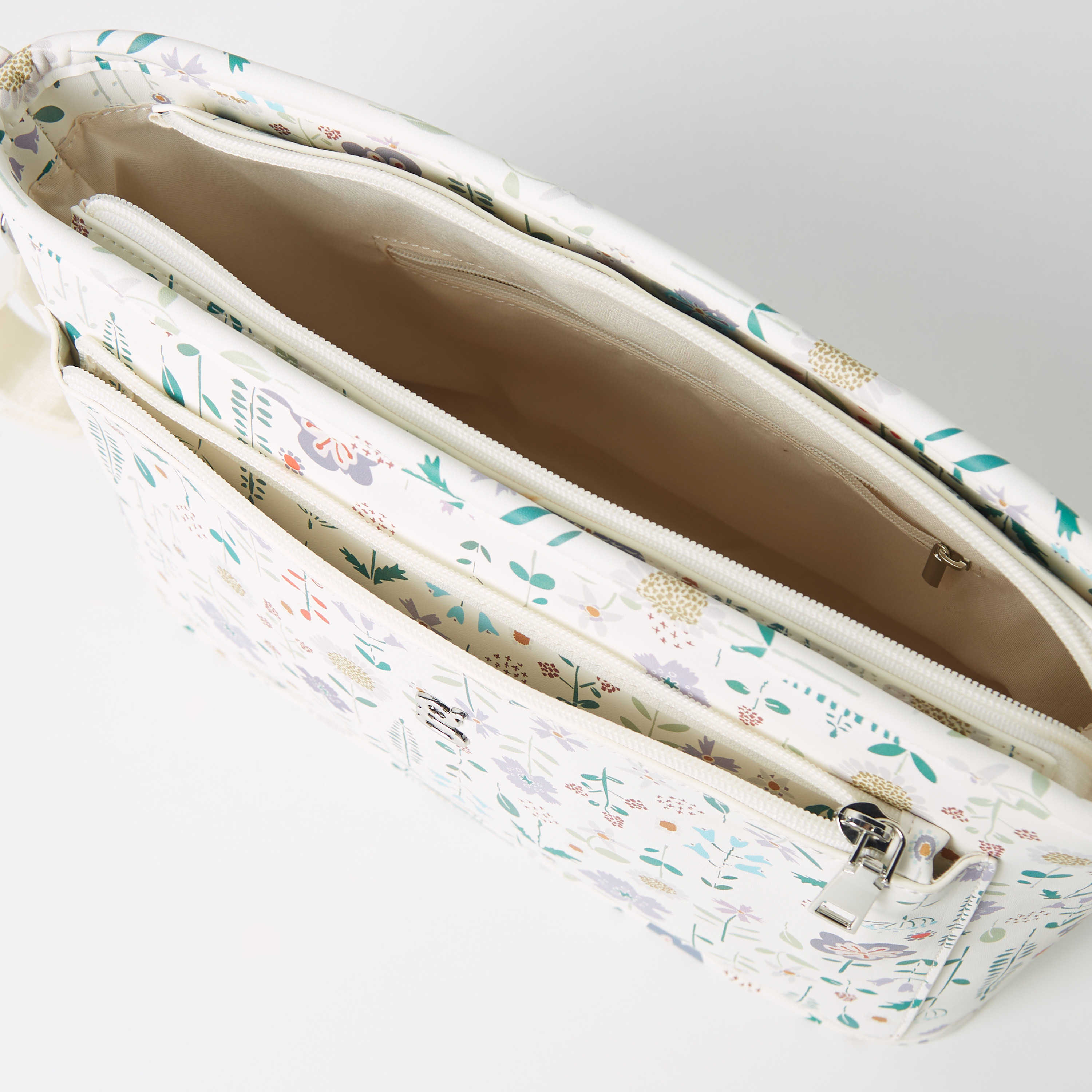 شنطة حفاضات بطبعات أزهار وحزام قابل للفصل من جيجلز-baby-gear-diaperbags-image-4