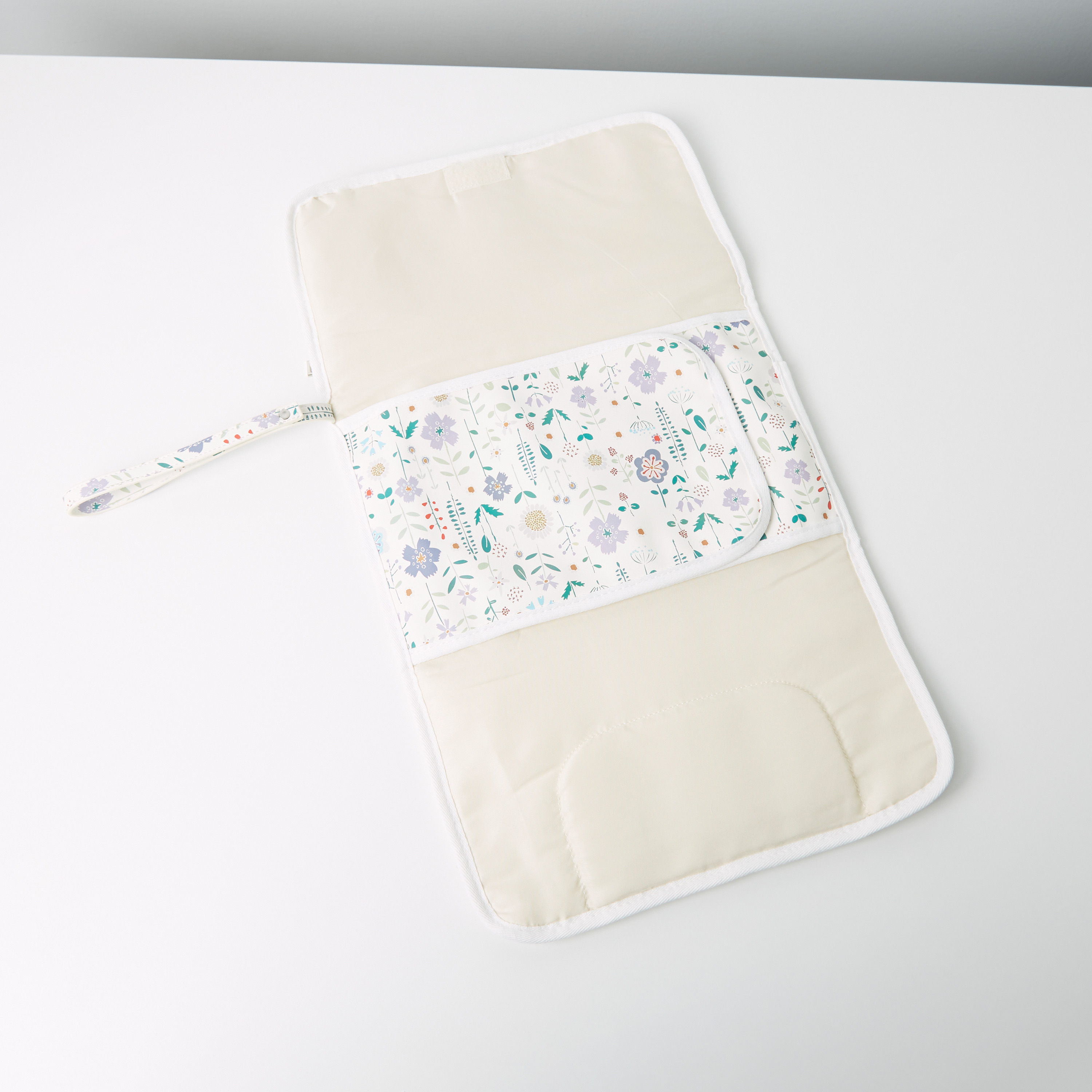 حصيرة تغيير بطبعات أزهار من جيجلز-baby-diapering-changingmats-image-3