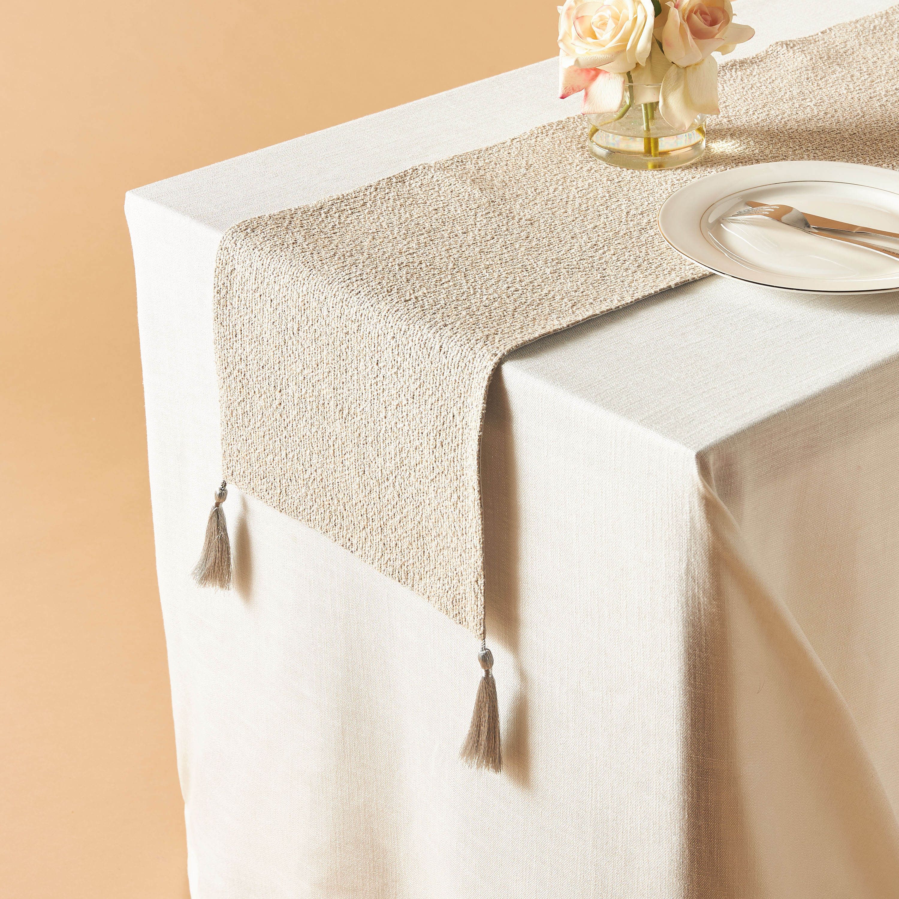 مفرش طاولة منسوج بارز الملمس بشرّابات من جيا كومو - 180x33 سم-household-dining-tablelinen-runnersandtablecovers-image-1