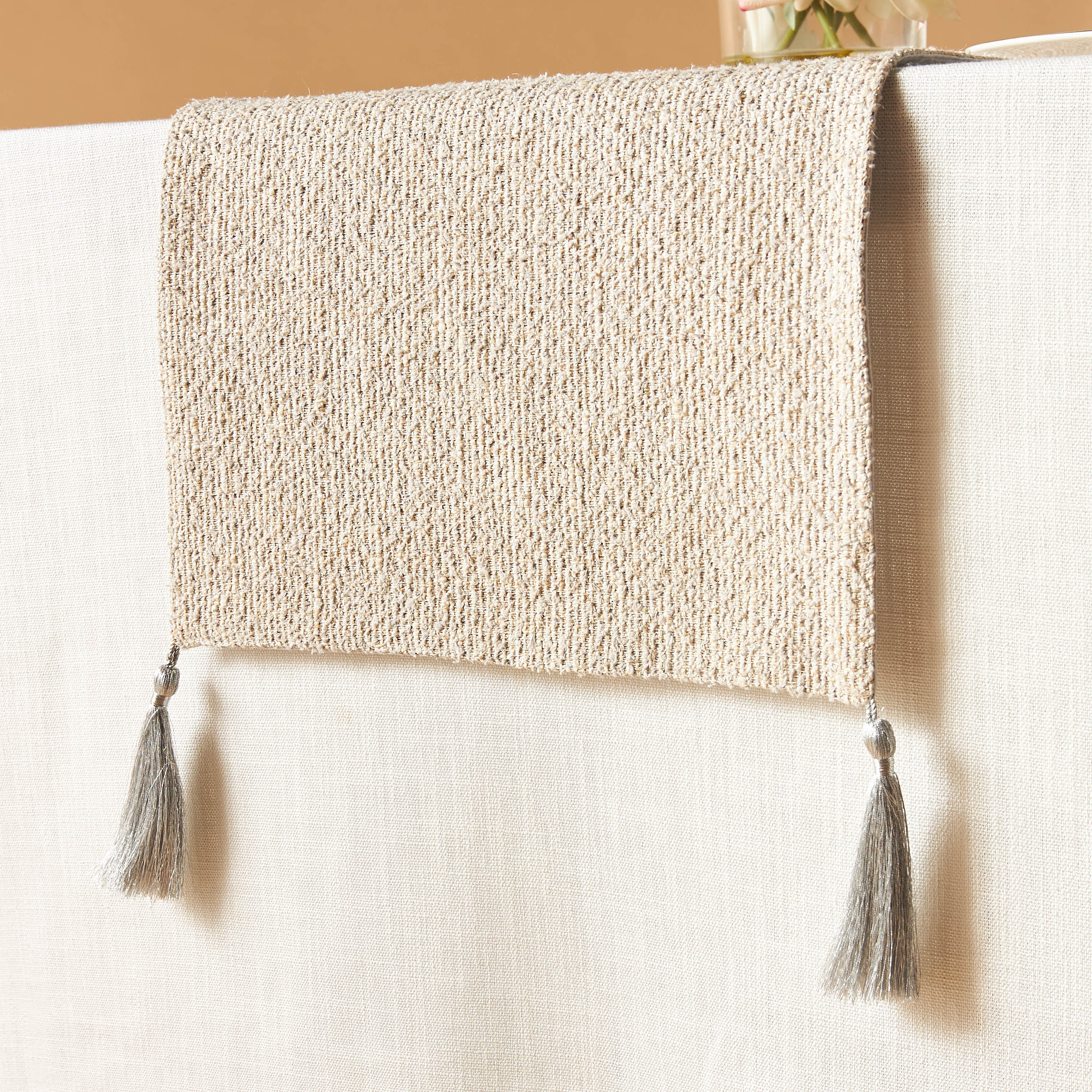 مفرش طاولة منسوج بارز الملمس بشرّابات من جيا كومو - 180x33 سم-household-dining-tablelinen-runnersandtablecovers-image-2