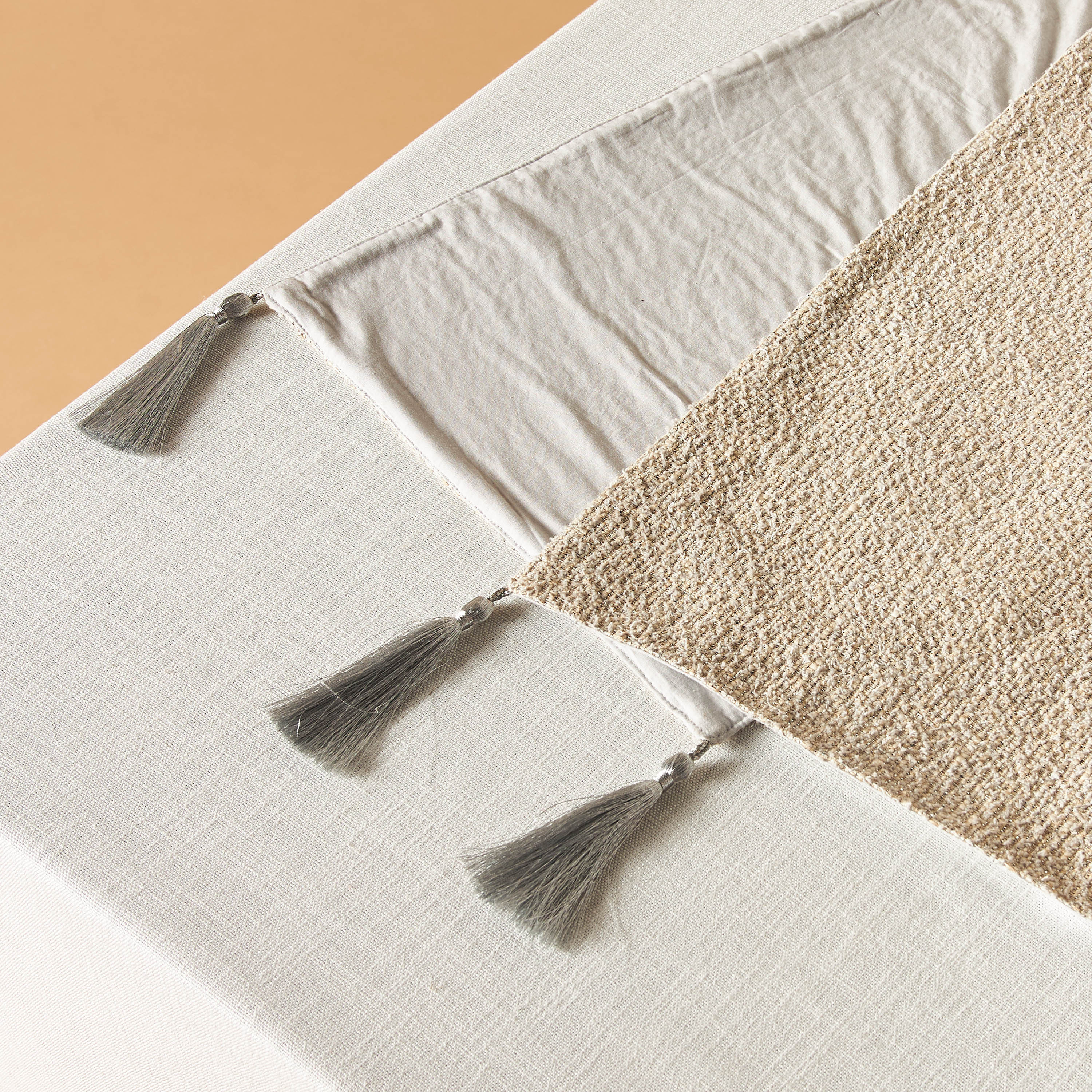 مفرش طاولة منسوج بارز الملمس بشرّابات من جيا كومو - 180x33 سم-household-dining-tablelinen-runnersandtablecovers-image-4