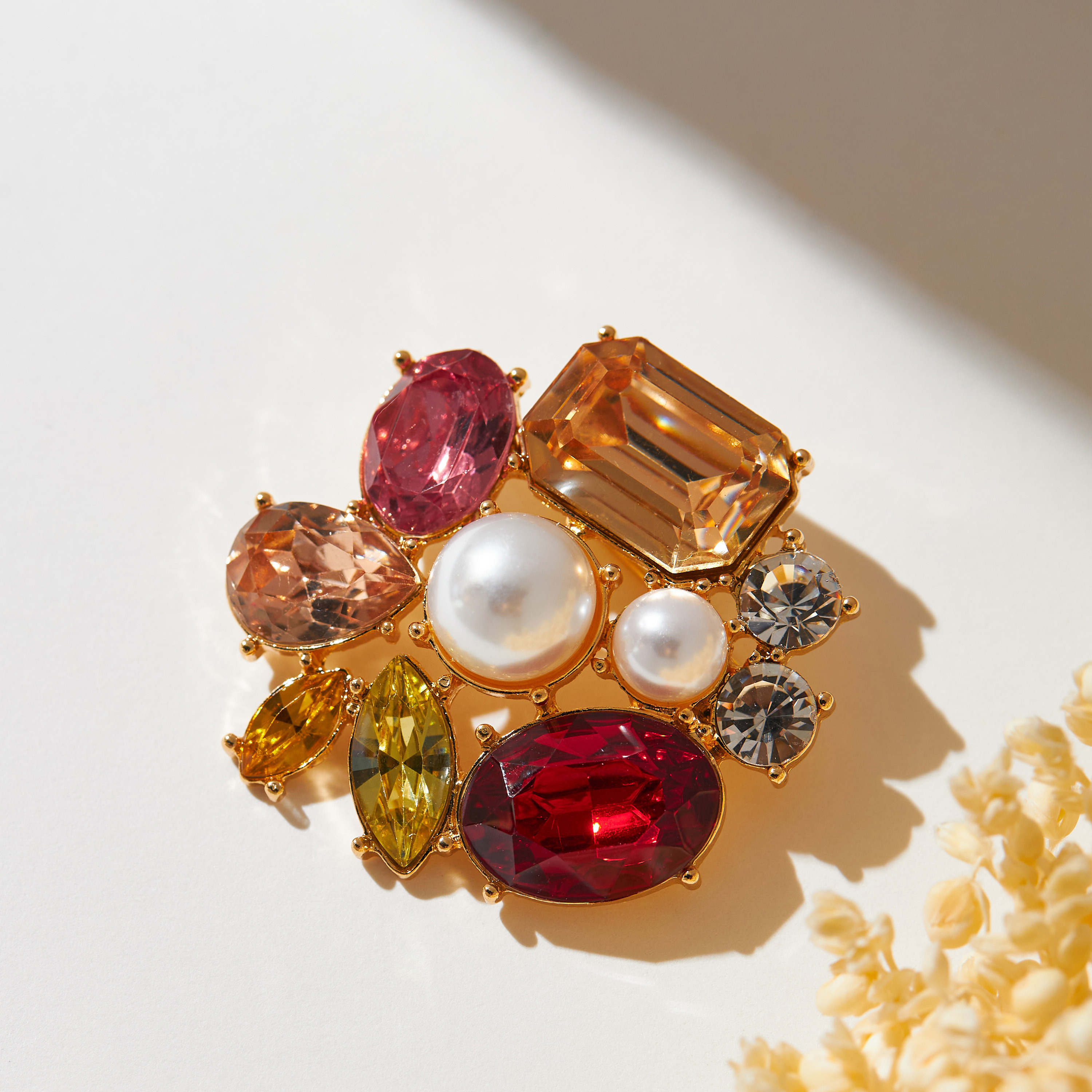 بروش مرصع باللؤلؤ والحجر-women-watchesandjewellery-jewellery-brooches-image-1