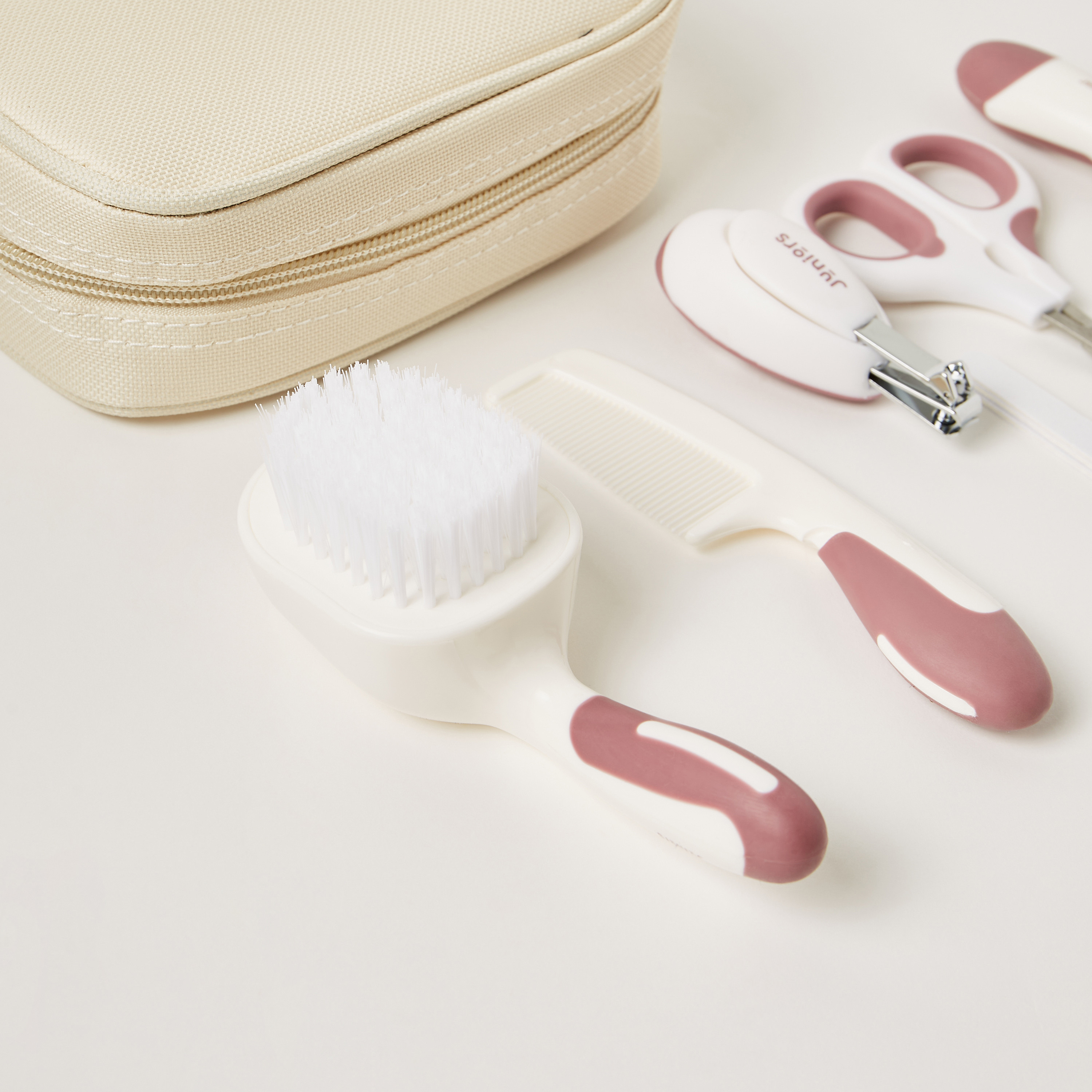 طقم أدوات عناية شخصية وشنطة بسحّاب من جونيورز-baby-bathandcare-hairbodyskincare-image-3