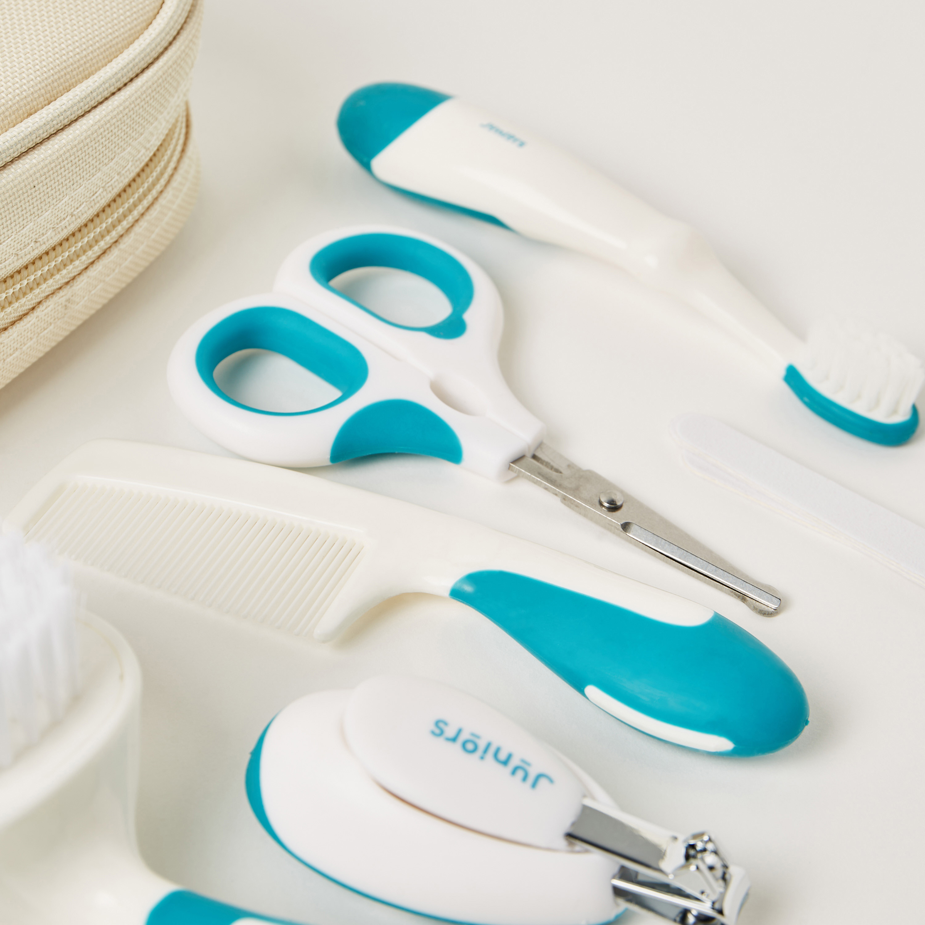 طقم أدوات عناية شخصية وشنطة بسحّاب من جونيورز-baby-bathandcare-hairbodyskincare-image-3