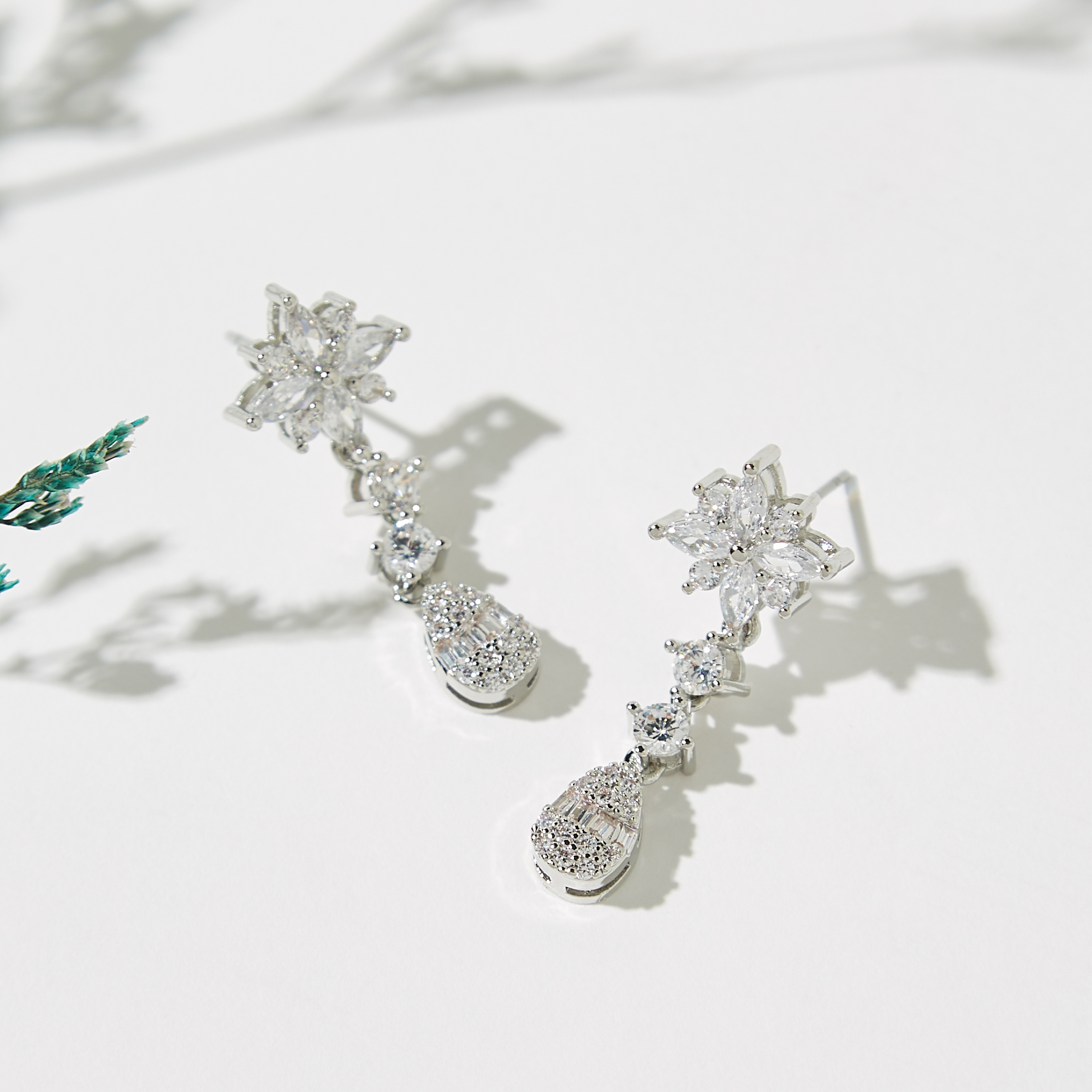 حلق متدلي مزين بمكعب زيركون ومشبك إغلاق خلفي-women-watchesandjewellery-jewellery-earrings-image-1