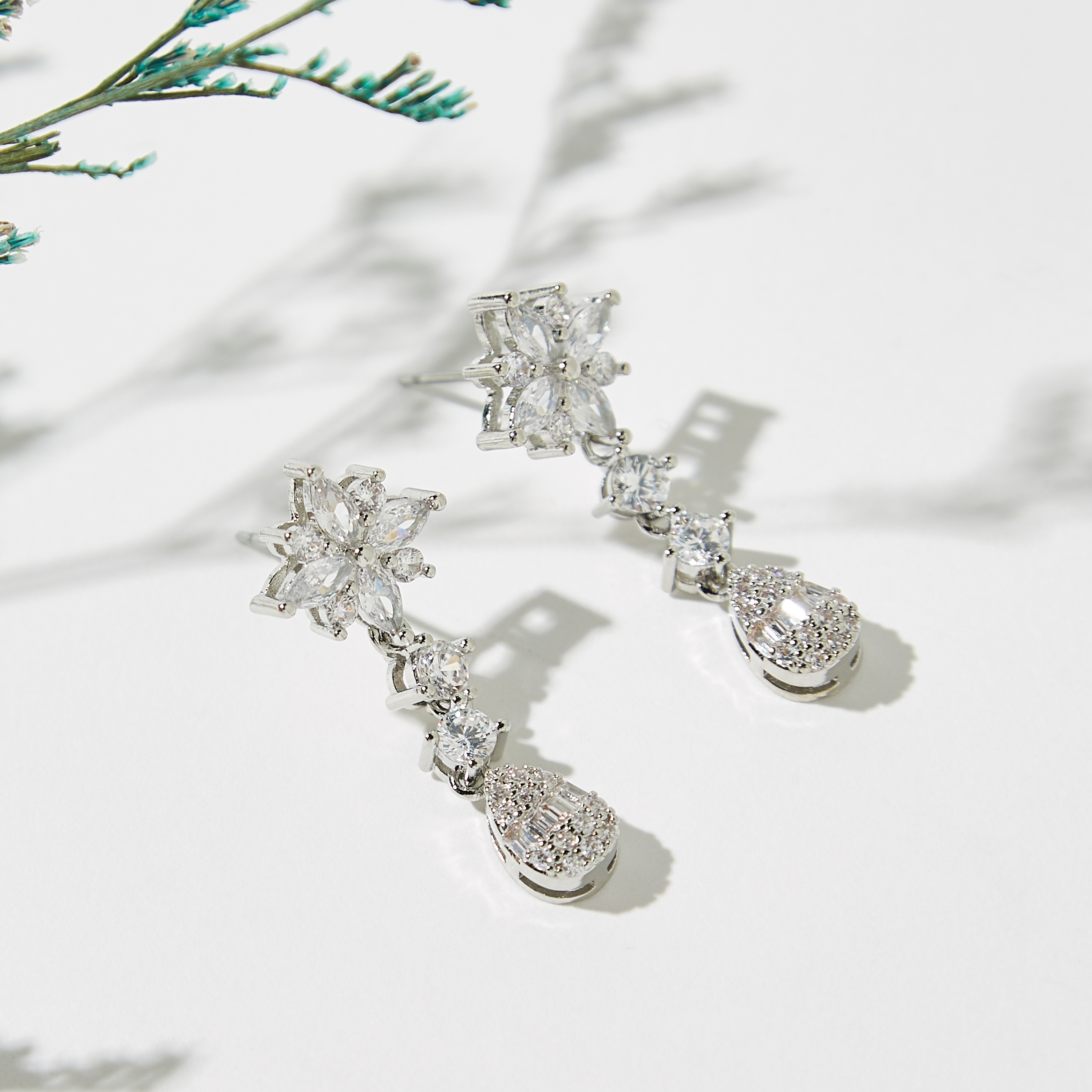 حلق متدلي مزين بمكعب زيركون ومشبك إغلاق خلفي-women-watchesandjewellery-jewellery-earrings-image-2