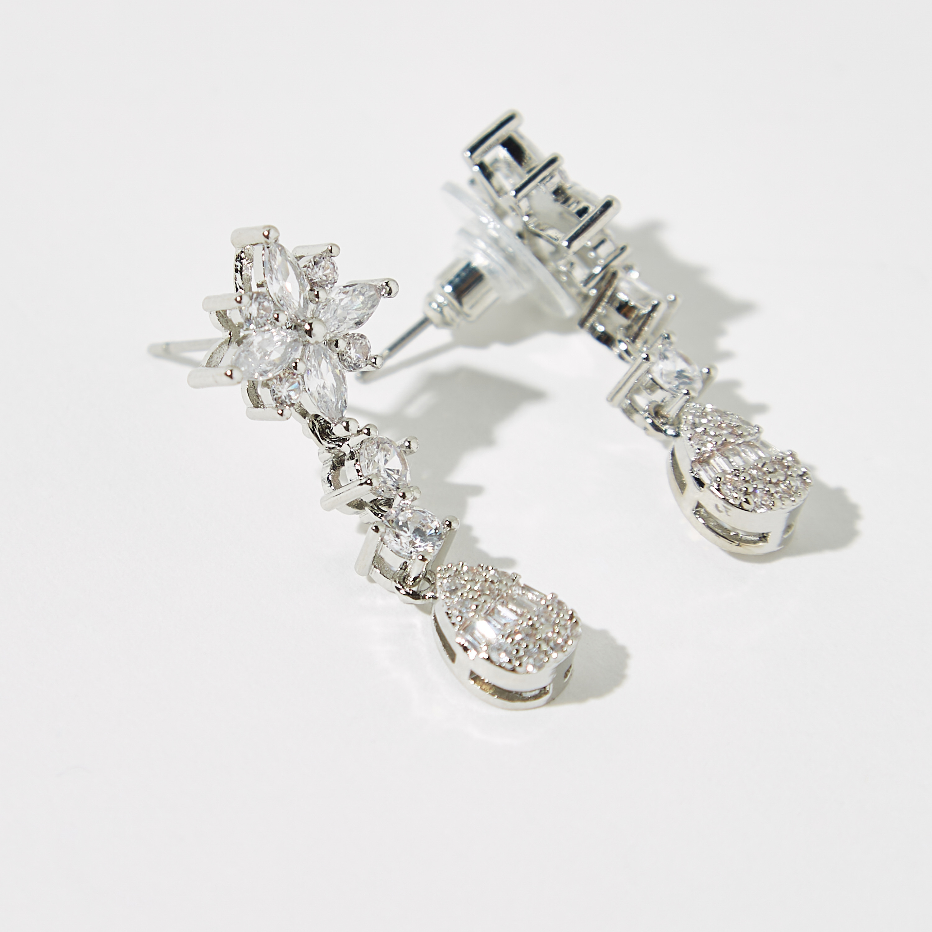 حلق متدلي مزين بمكعب زيركون ومشبك إغلاق خلفي-women-watchesandjewellery-jewellery-earrings-image-3
