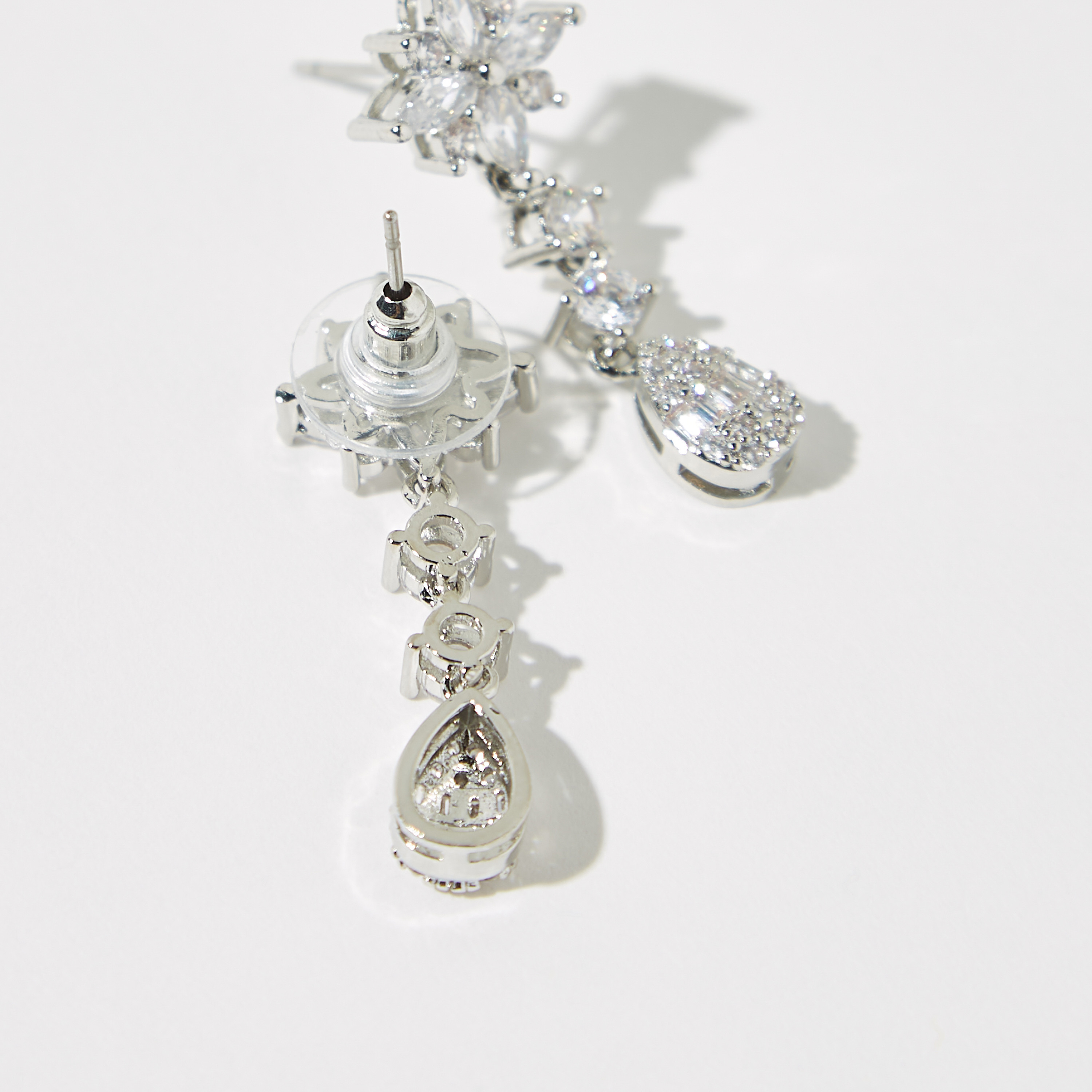 حلق متدلي مزين بمكعب زيركون ومشبك إغلاق خلفي-women-watchesandjewellery-jewellery-earrings-image-4