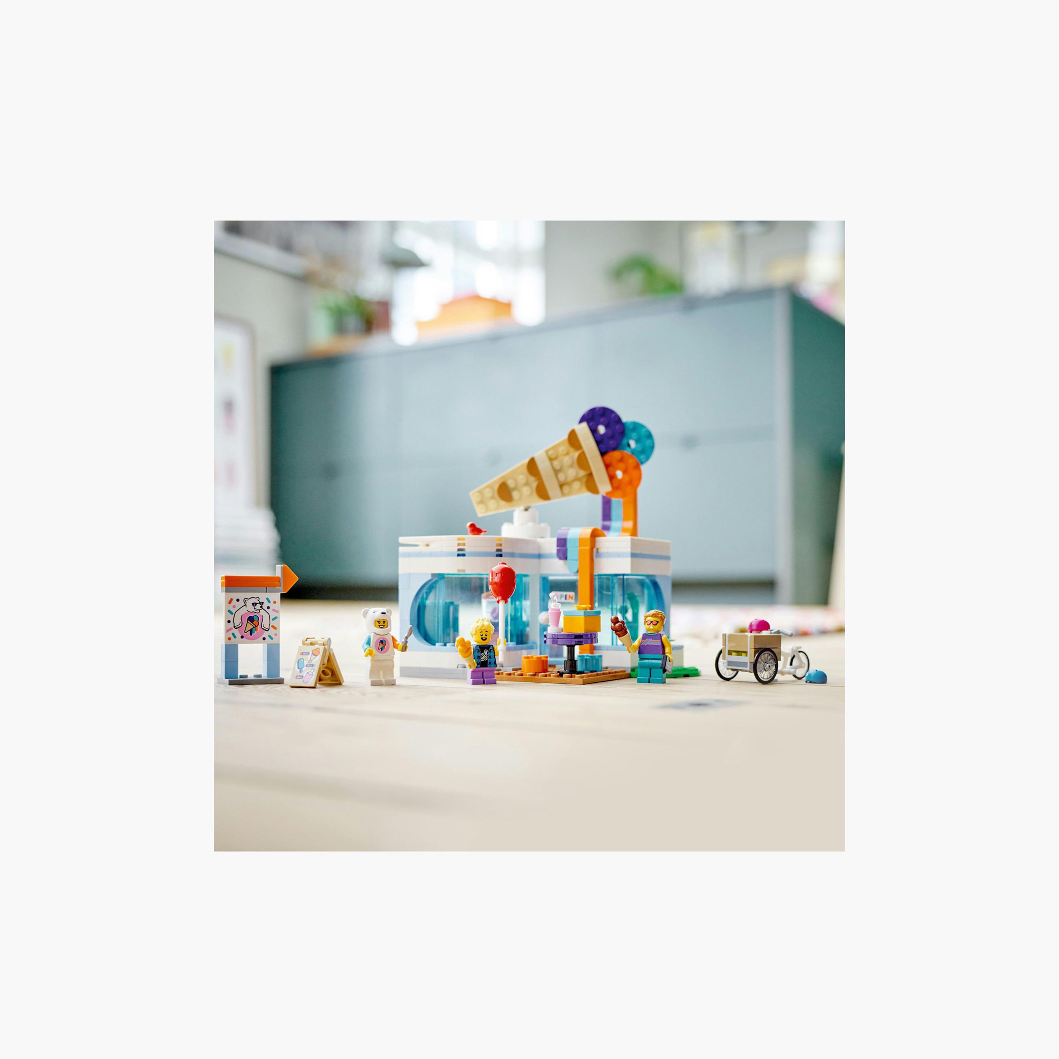 مجموعة ألعاب بناء متجر آيس كريم 296 قطعة 60363 من ليجو سيتي-toys-blocksandpuzzles-image-5