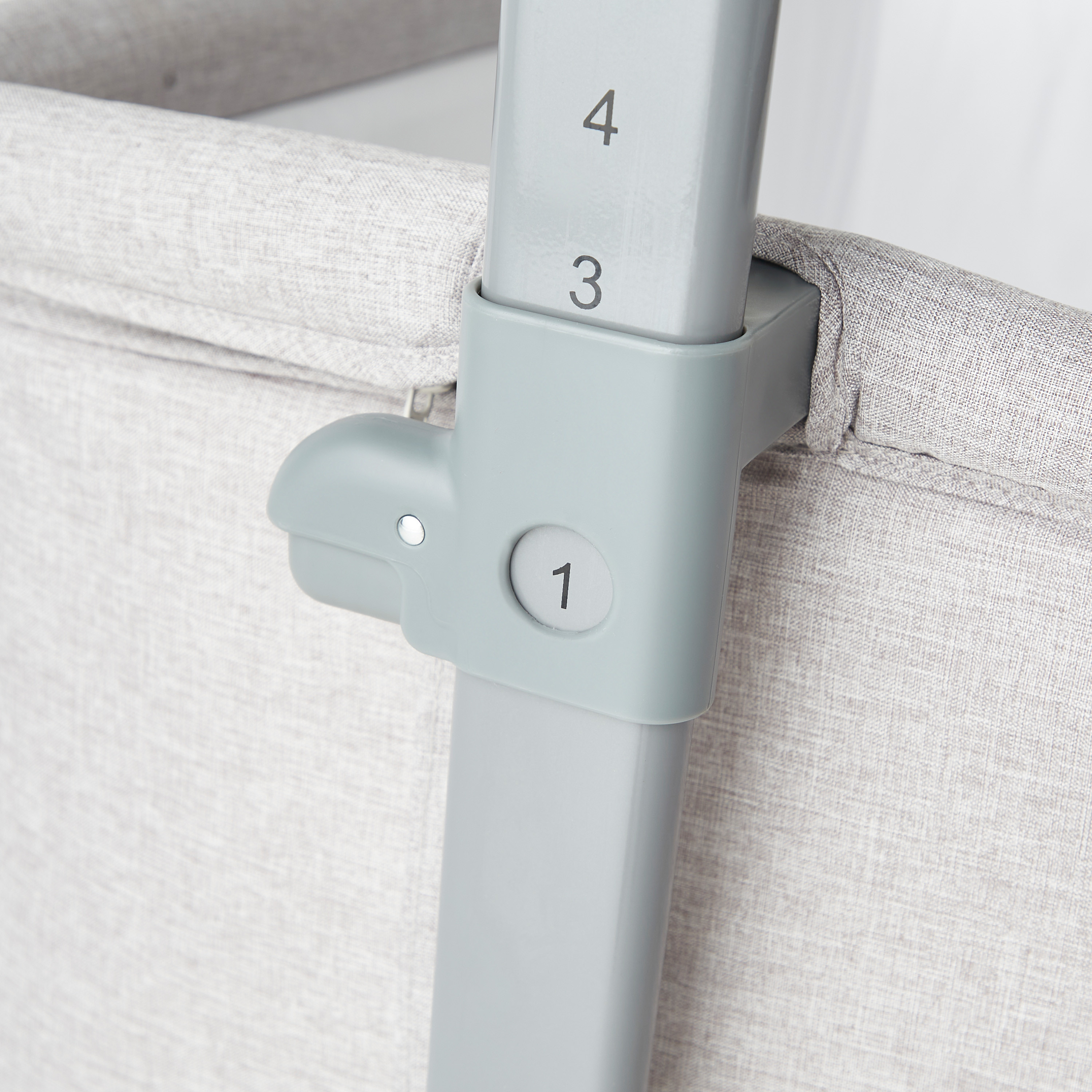 سرير جانبي بيتون من جونيورز-baby-nursery-furniture-cribsandbeds-bassinets-image-3