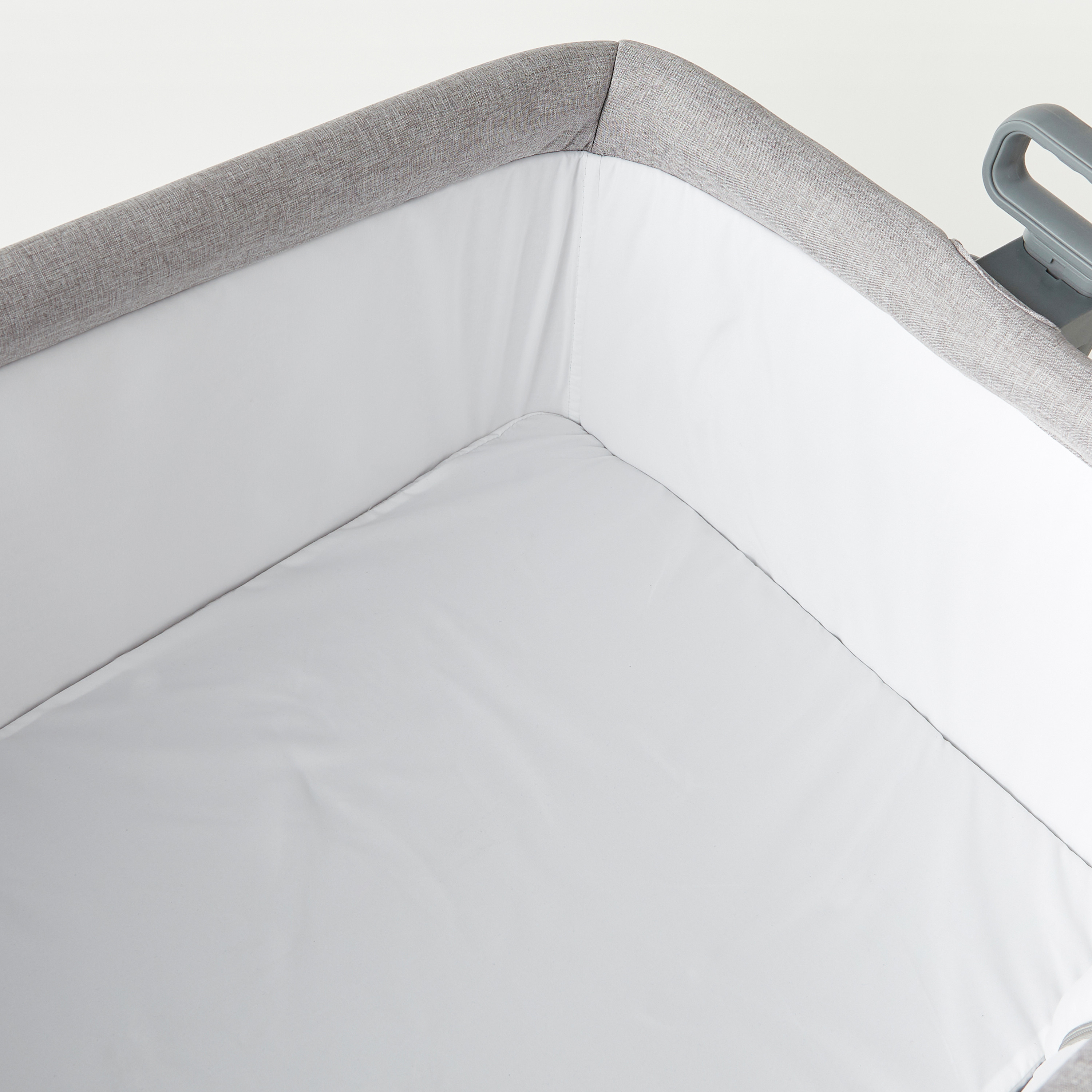 سرير جانبي بيتون من جونيورز-baby-nursery-furniture-cribsandbeds-bassinets-image-2