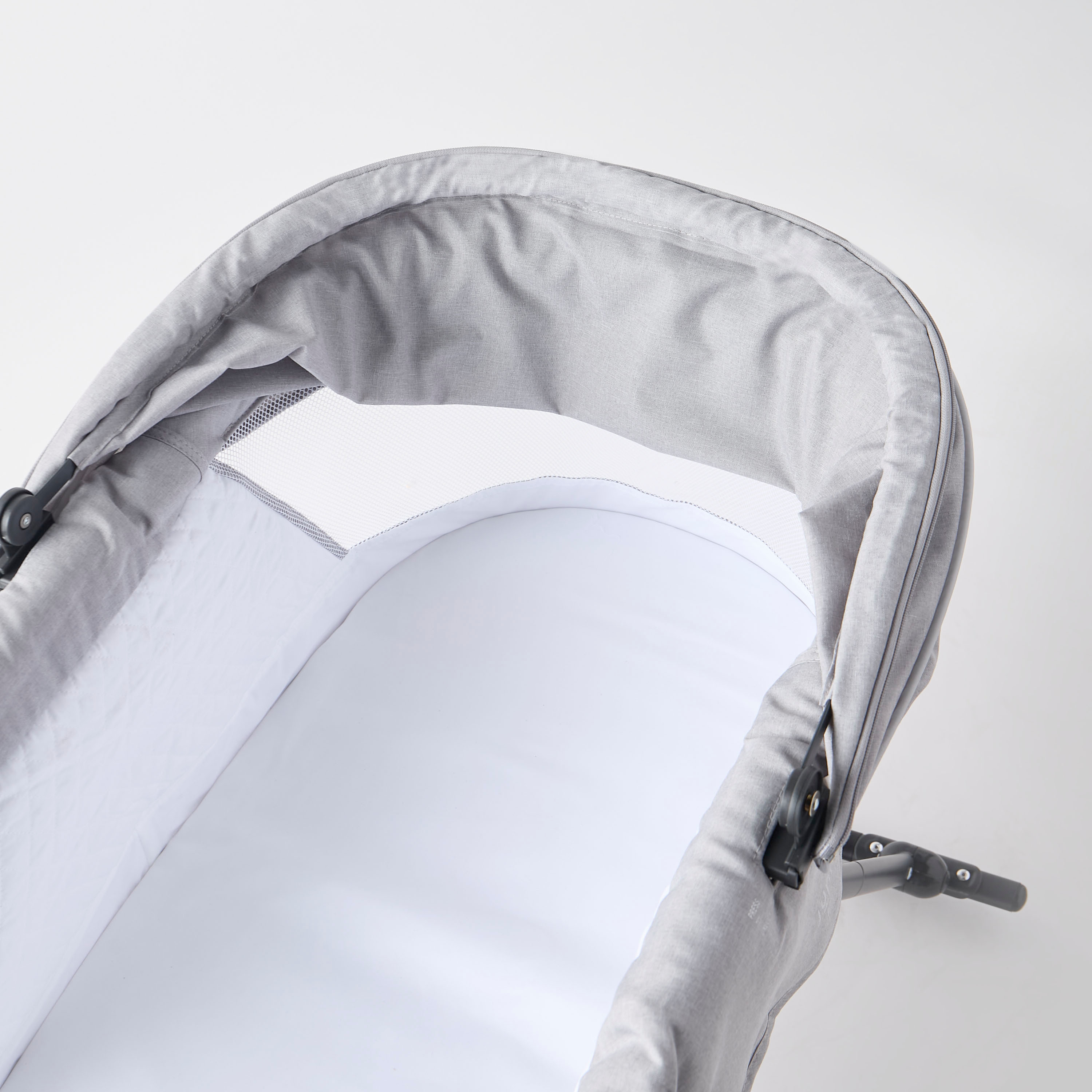 سرير متنقل بمظلة دافوديل من جونيورز-baby-nursery-furniture-cribsandbeds-bassinets-image-7