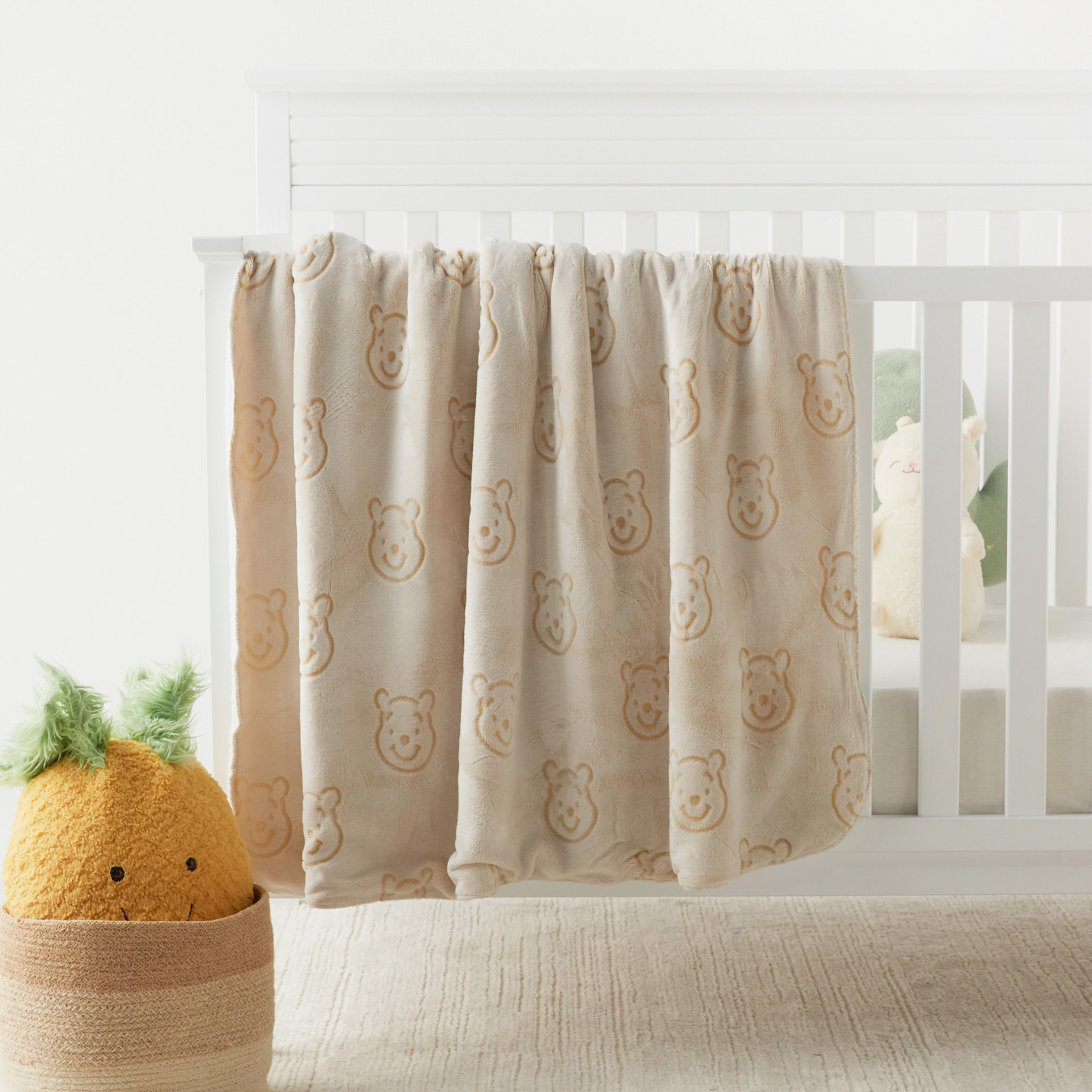 بطانية صوف فلانيل بتفاصيل ويني ذا بوه من ديزني - 120x140 سم-baby-nursery-blanketsandswaddles-blanketsandquilts-image-1