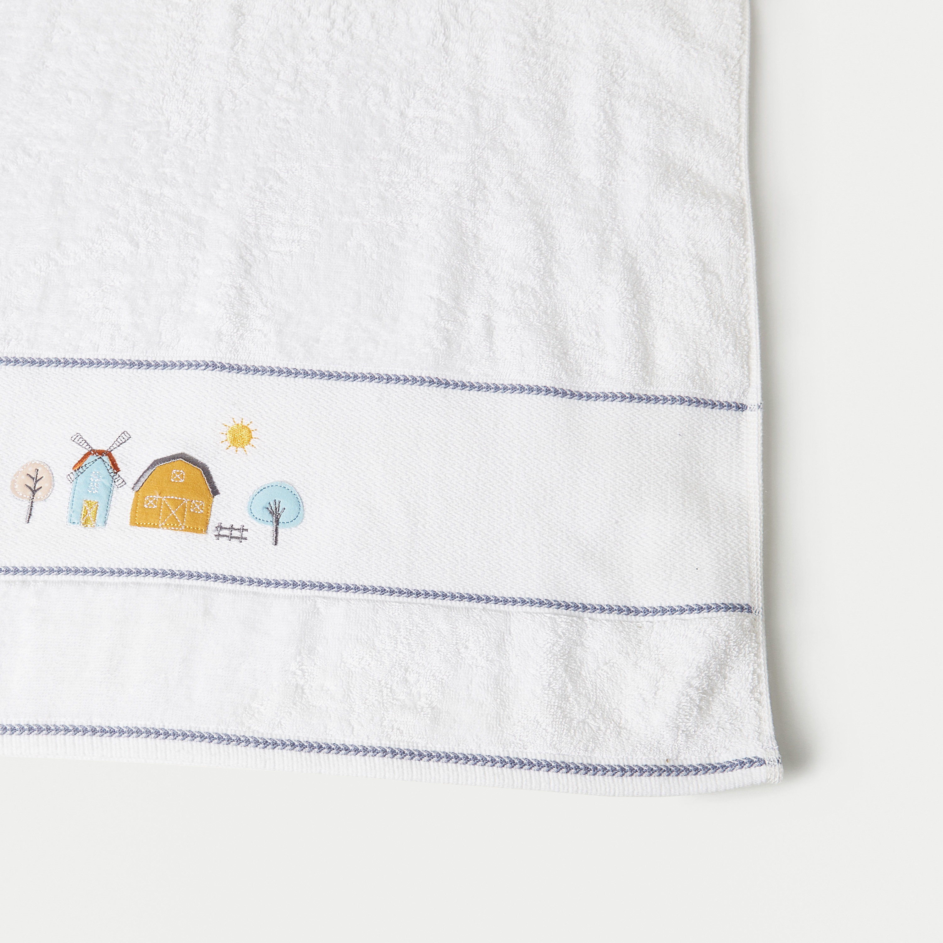 منشفة مطرّزة من جونيورز - 60x120 سم-baby-bathandcare-towels-image-2