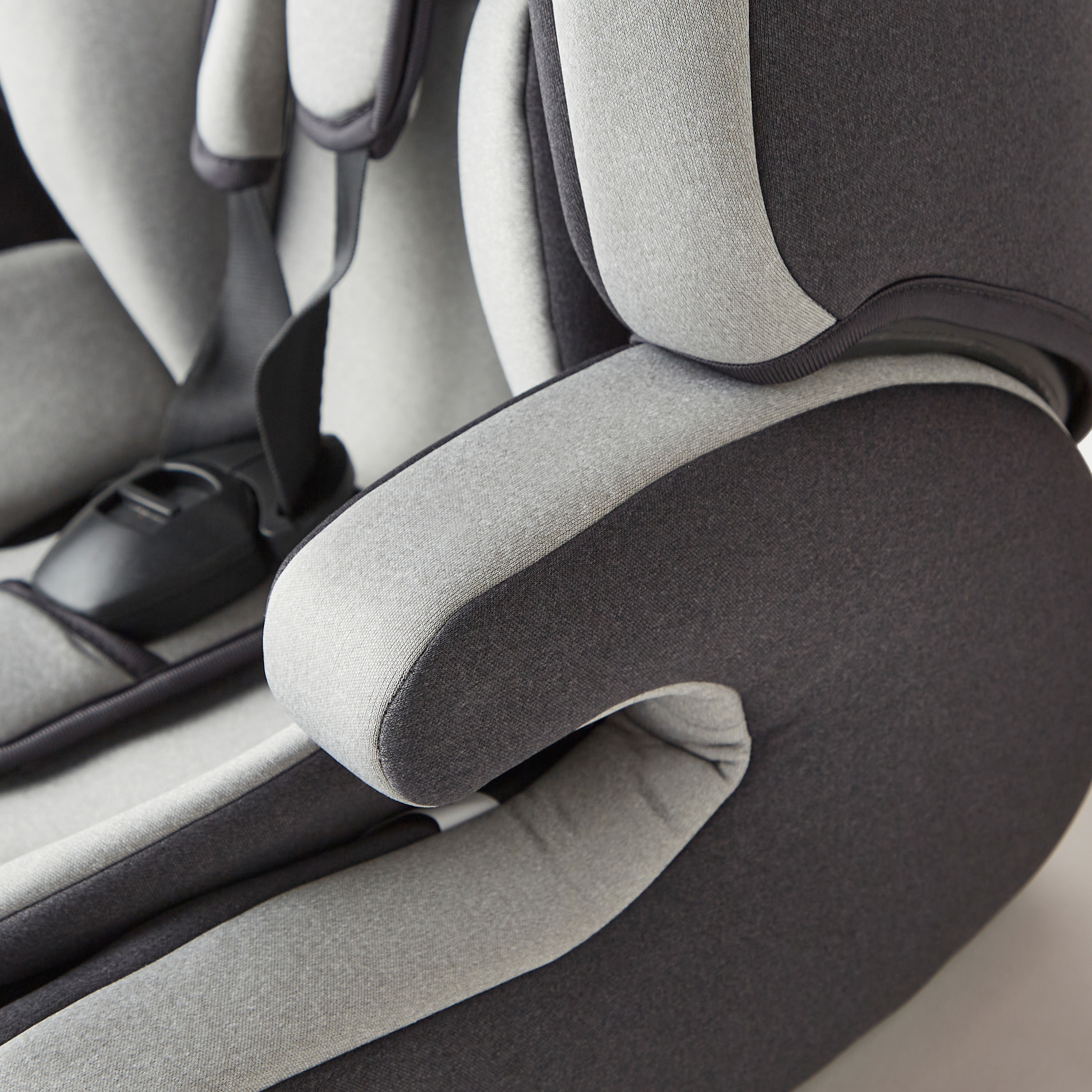 مقعد داعم تريب للأطفال بنظام حزام الأمان خماسي النقاط وتثبيت أمامي من جونيورز -baby-gear-carseats-image-9