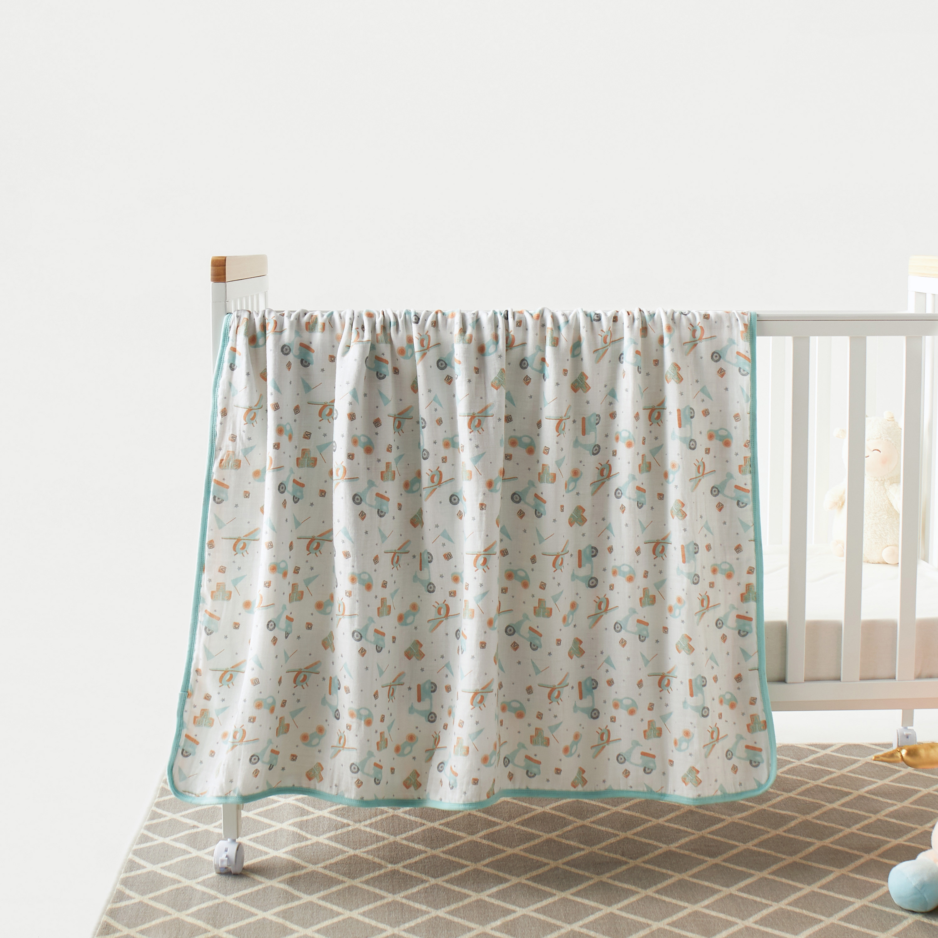 بطانية قماط كبيرة من موسلين الخيرزان بطبعات من جيجلز - 120x120 سم-baby-nursery-blanketsandswaddles-swaddlesandsleepingbags-image-1