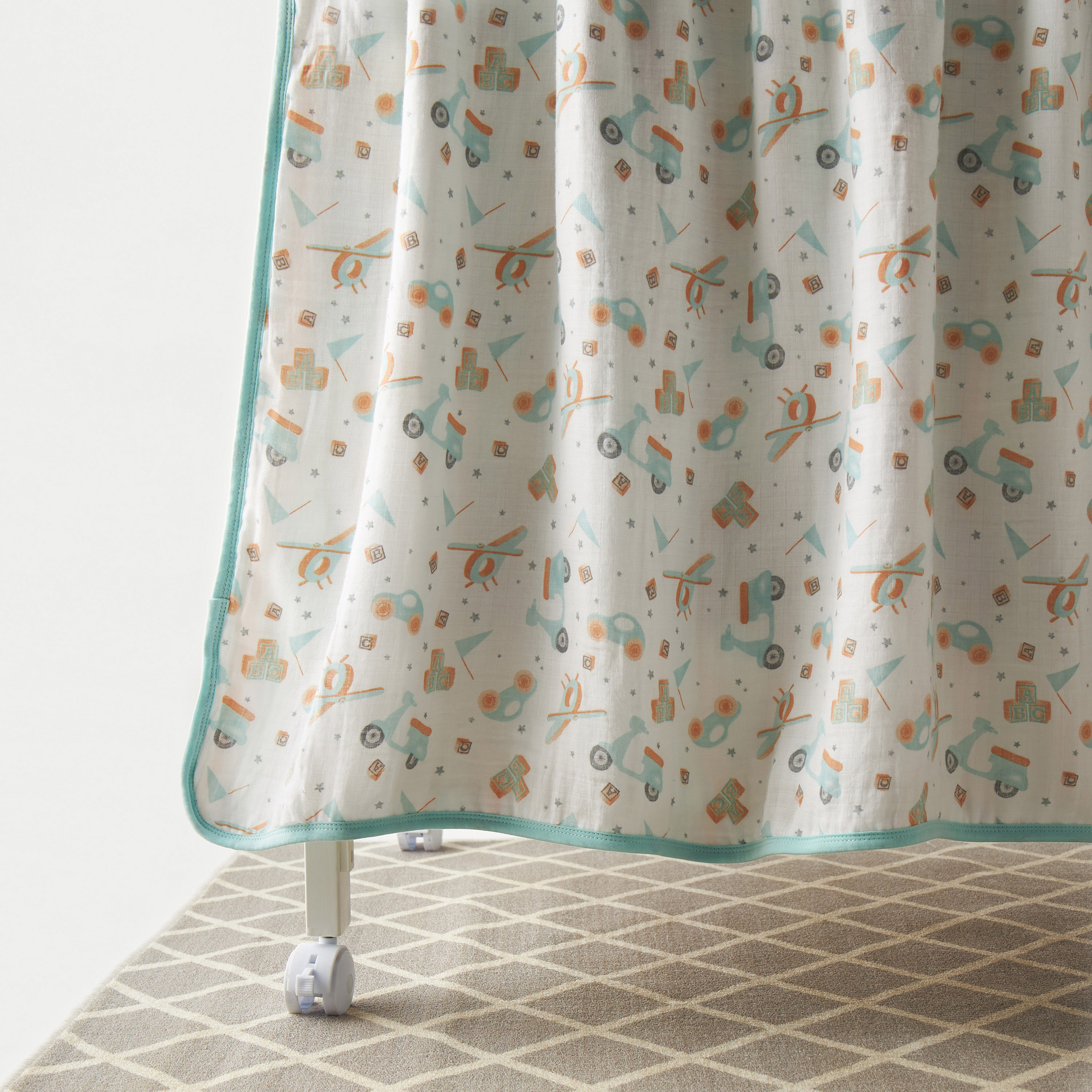 بطانية قماط كبيرة من موسلين الخيرزان بطبعات من جيجلز - 120x120 سم-baby-nursery-blanketsandswaddles-swaddlesandsleepingbags-image-3