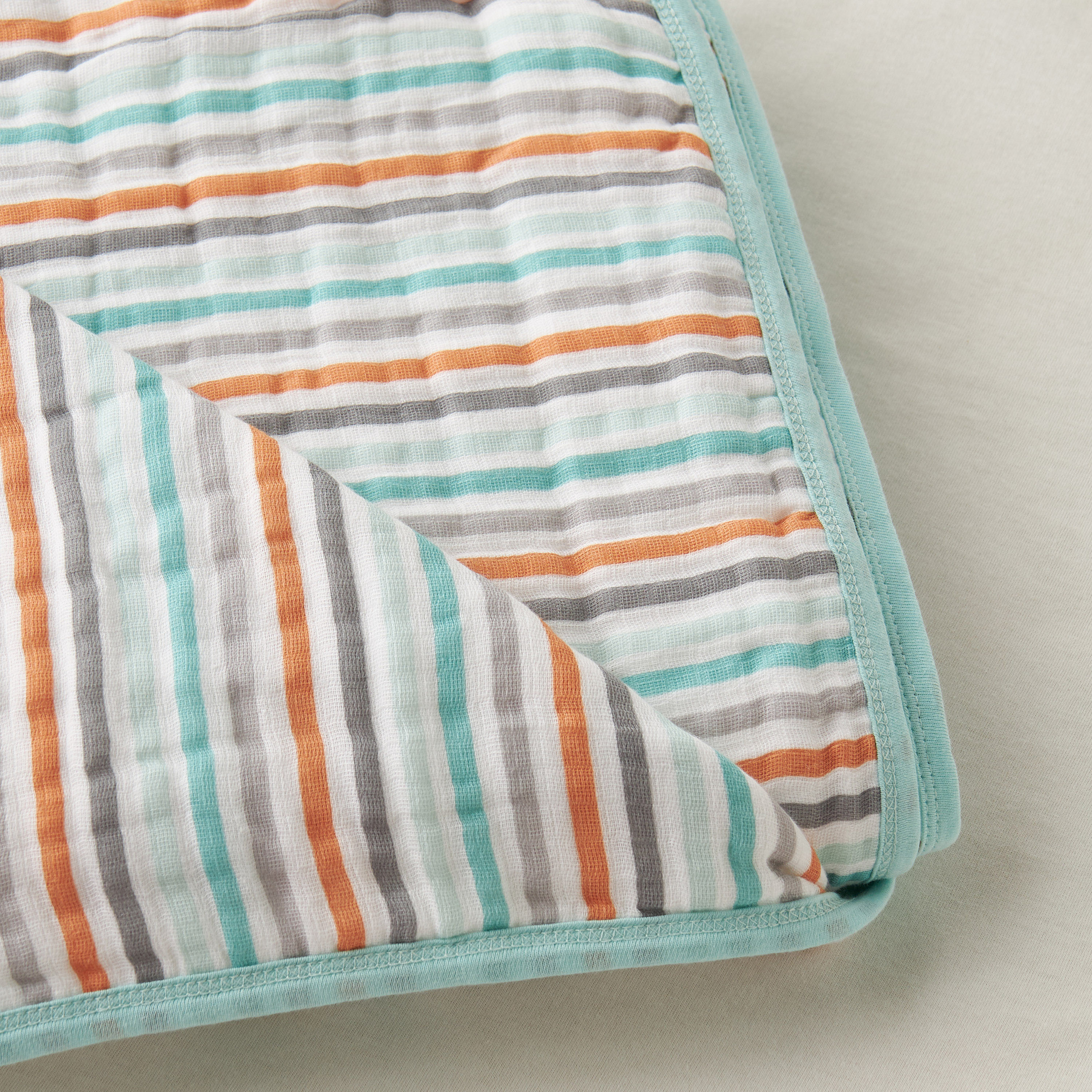 بطانية قماط كبيرة من موسلين الخيرزان بطبعات من جيجلز - 120x120 سم-baby-nursery-blanketsandswaddles-swaddlesandsleepingbags-image-5