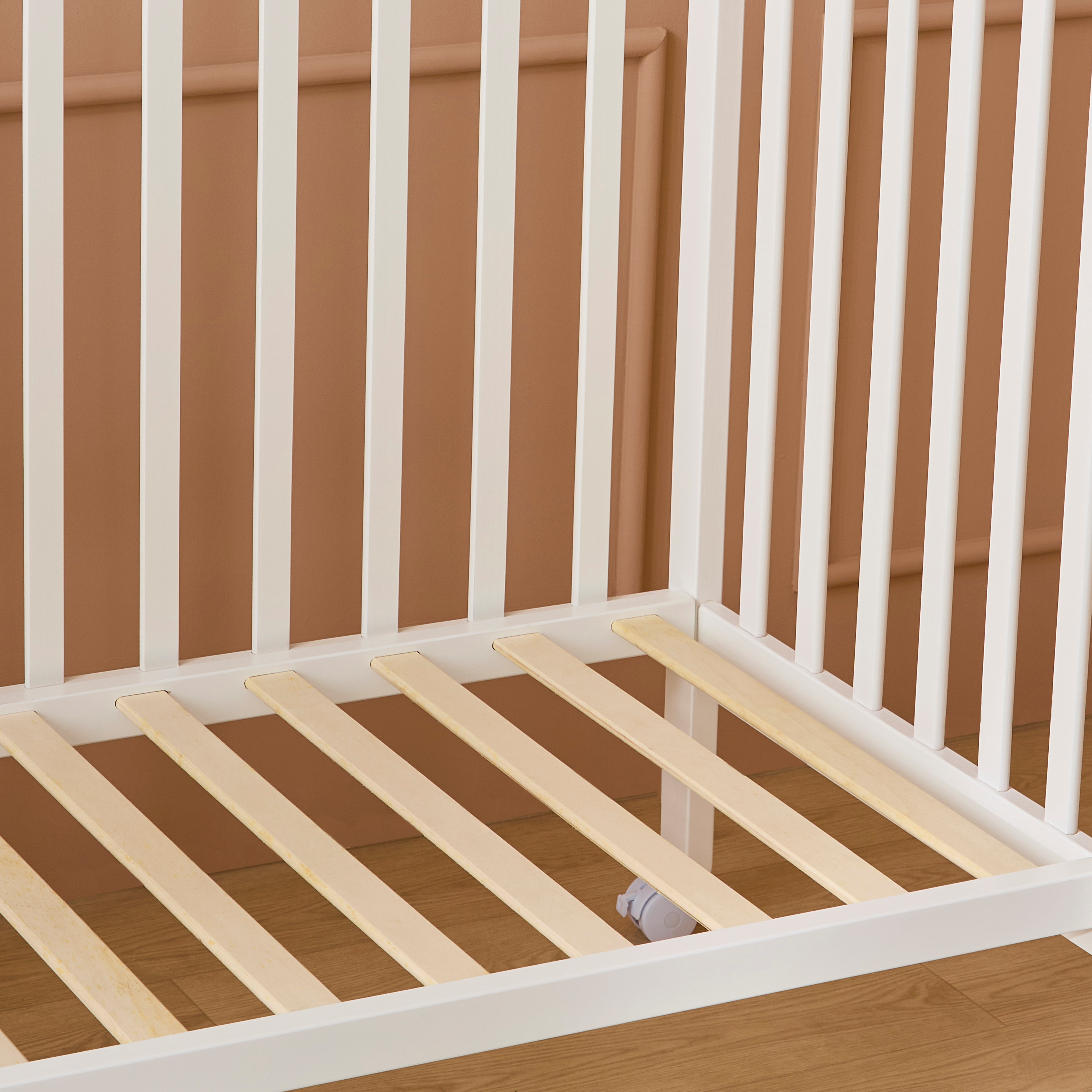 سرير أطفال بارتفاع قابل للتعديل وقضبان جانبية لوسي من جونيورز - (حتى 3 سنوات)-baby-nursery-furniture-cribsandbeds-babycribs-image-10