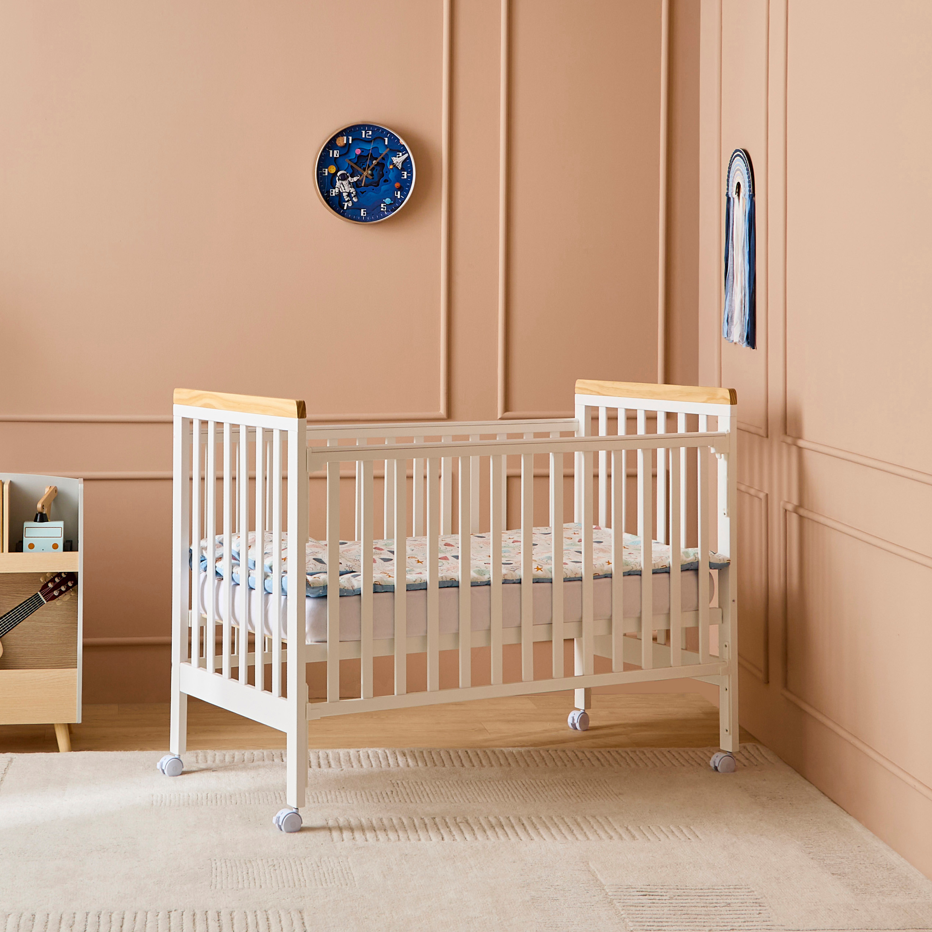 سرير أطفال بارتفاع قابل للتعديل وقضبان جانبية لوسي من جونيورز - (حتى 3 سنوات)-baby-nursery-furniture-cribsandbeds-babycribs-image-2